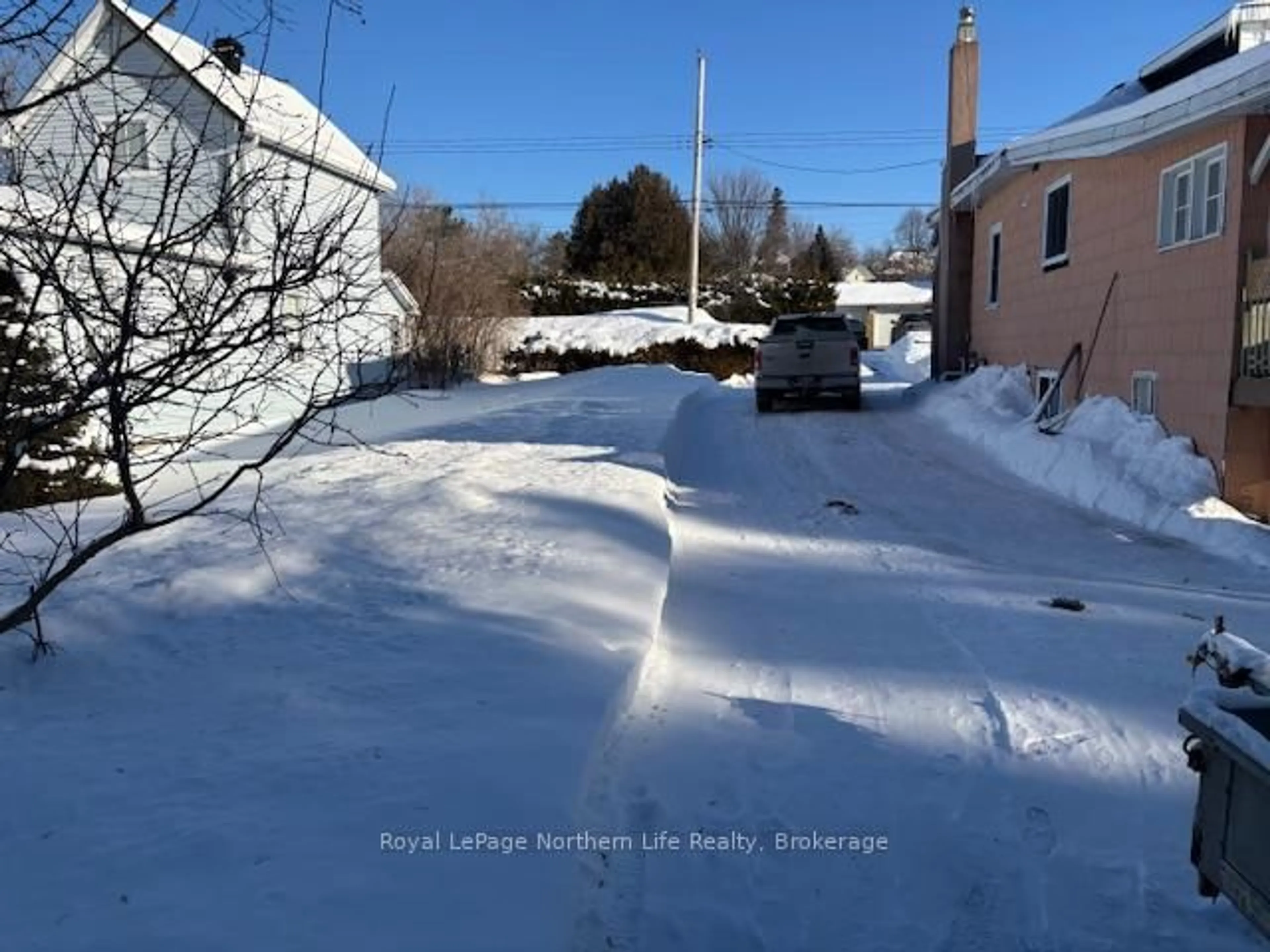 Unknown for 975 McIntyre St, North Bay Ontario P1B 3A5