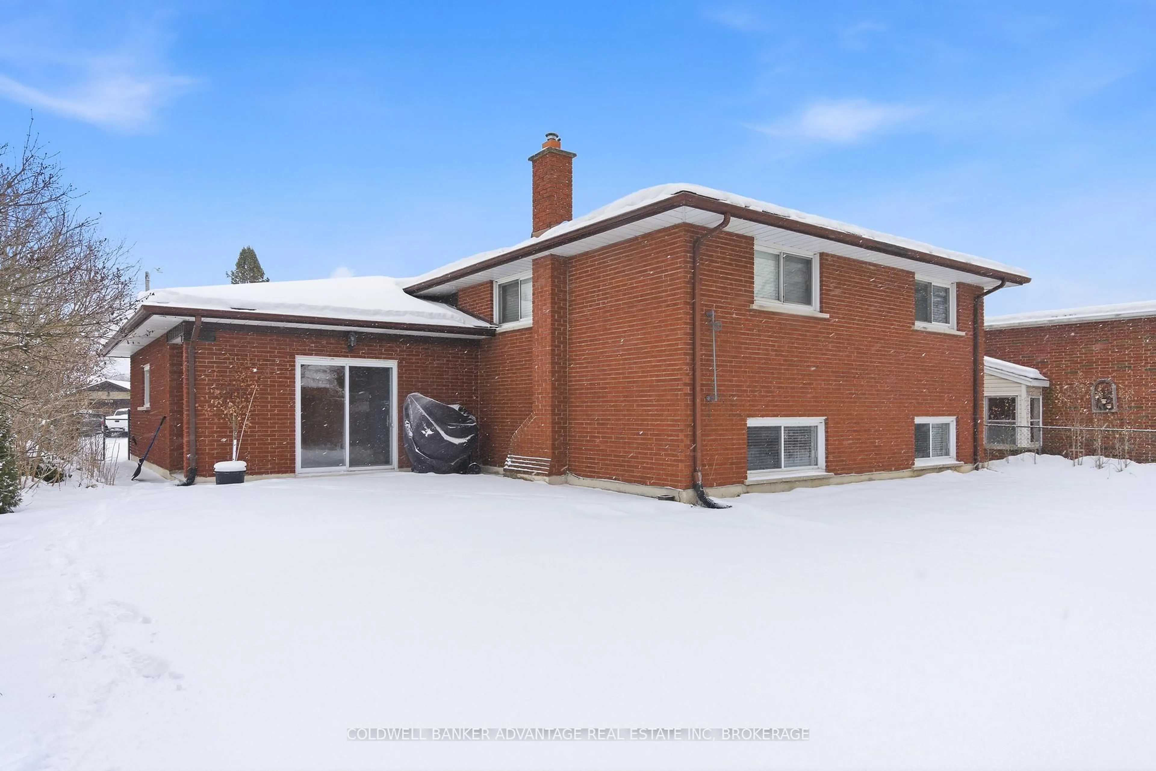 Home with brick exterior material, building for 6808 Corwin Cres, Niagara Falls Ontario L2G 2M7