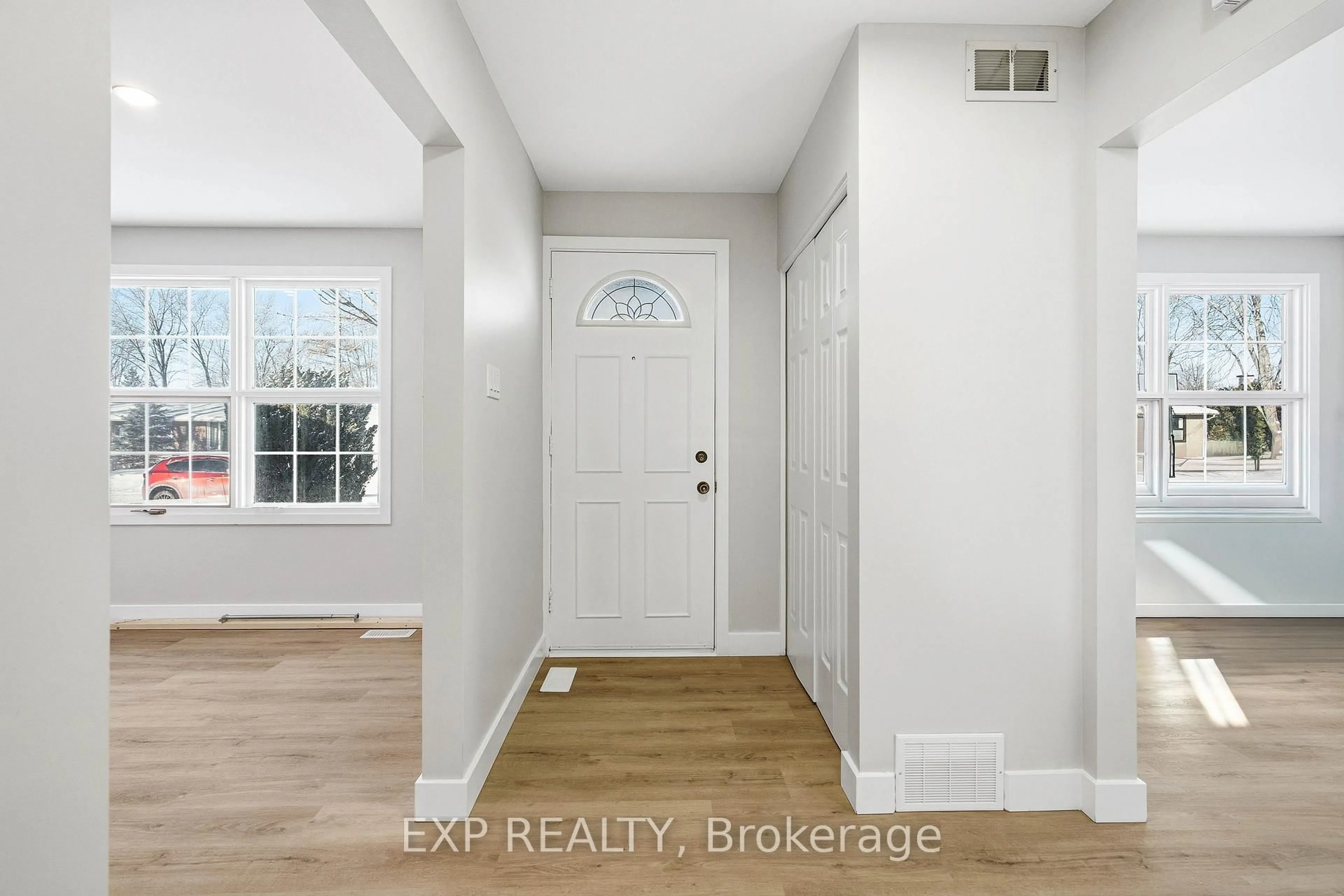 Indoor entryway for 2158 Fillmore Cres, Ottawa Ontario K1J 6A4