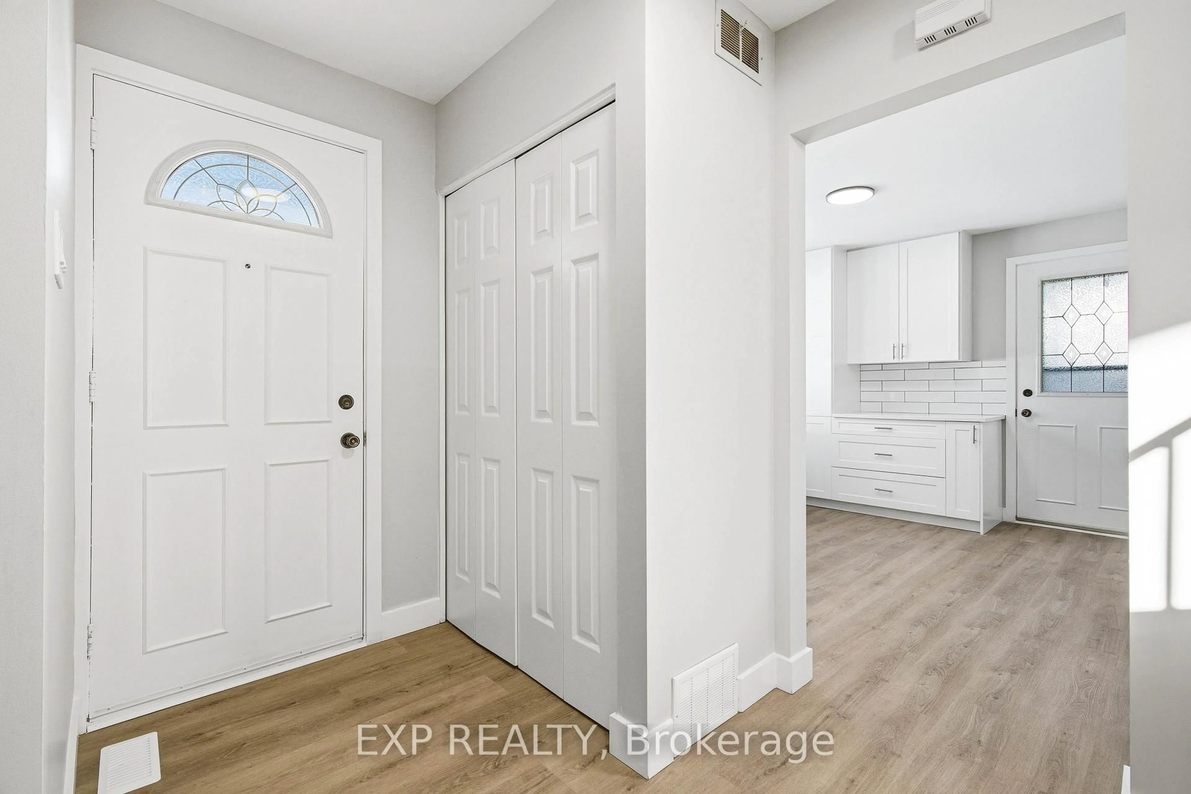 Indoor entryway for 2158 Fillmore Cres, Ottawa Ontario K1J 6A4