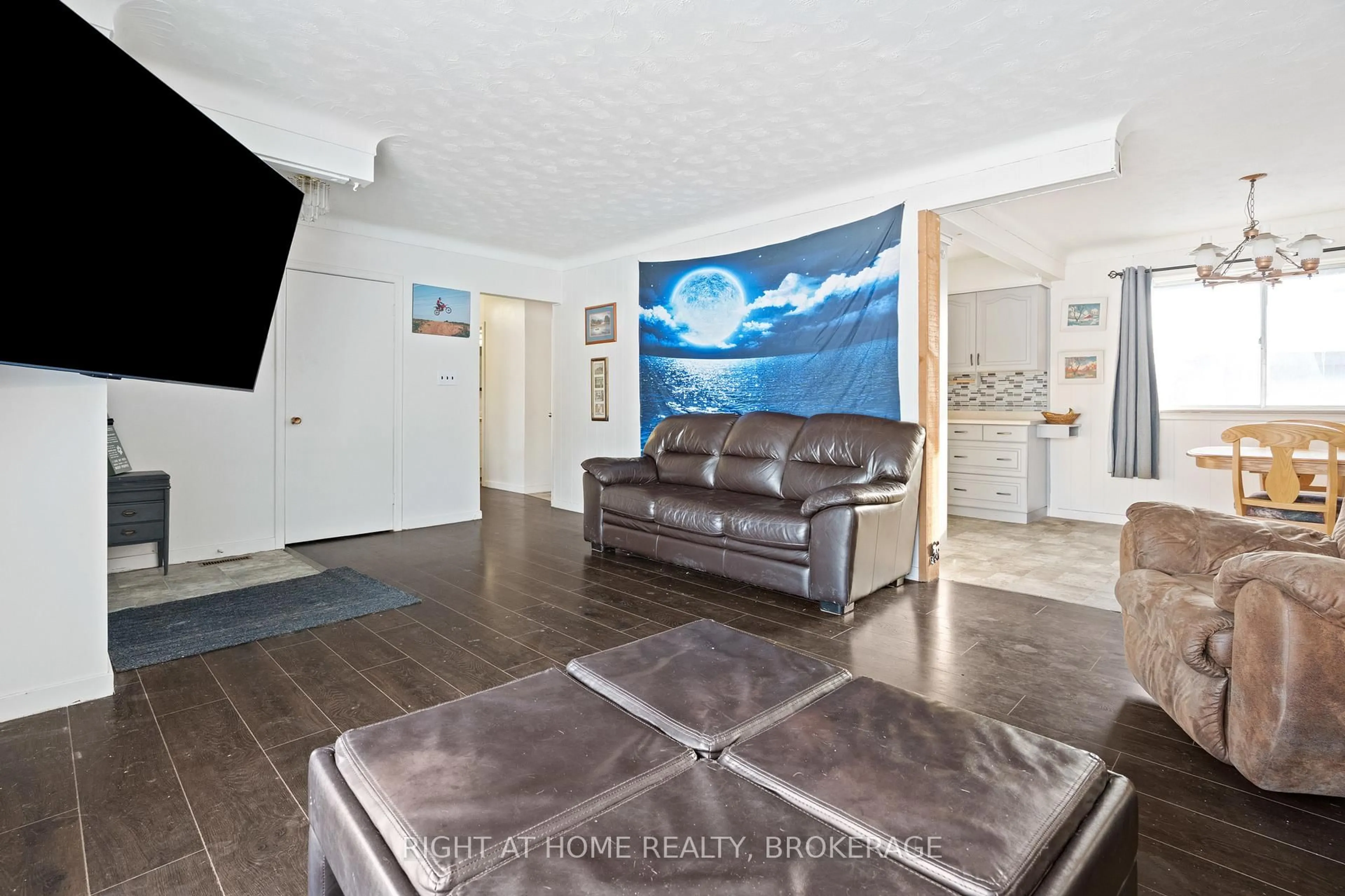 Home theater for 105 Glenwood Pkwy, Welland Ontario L3B 5M7