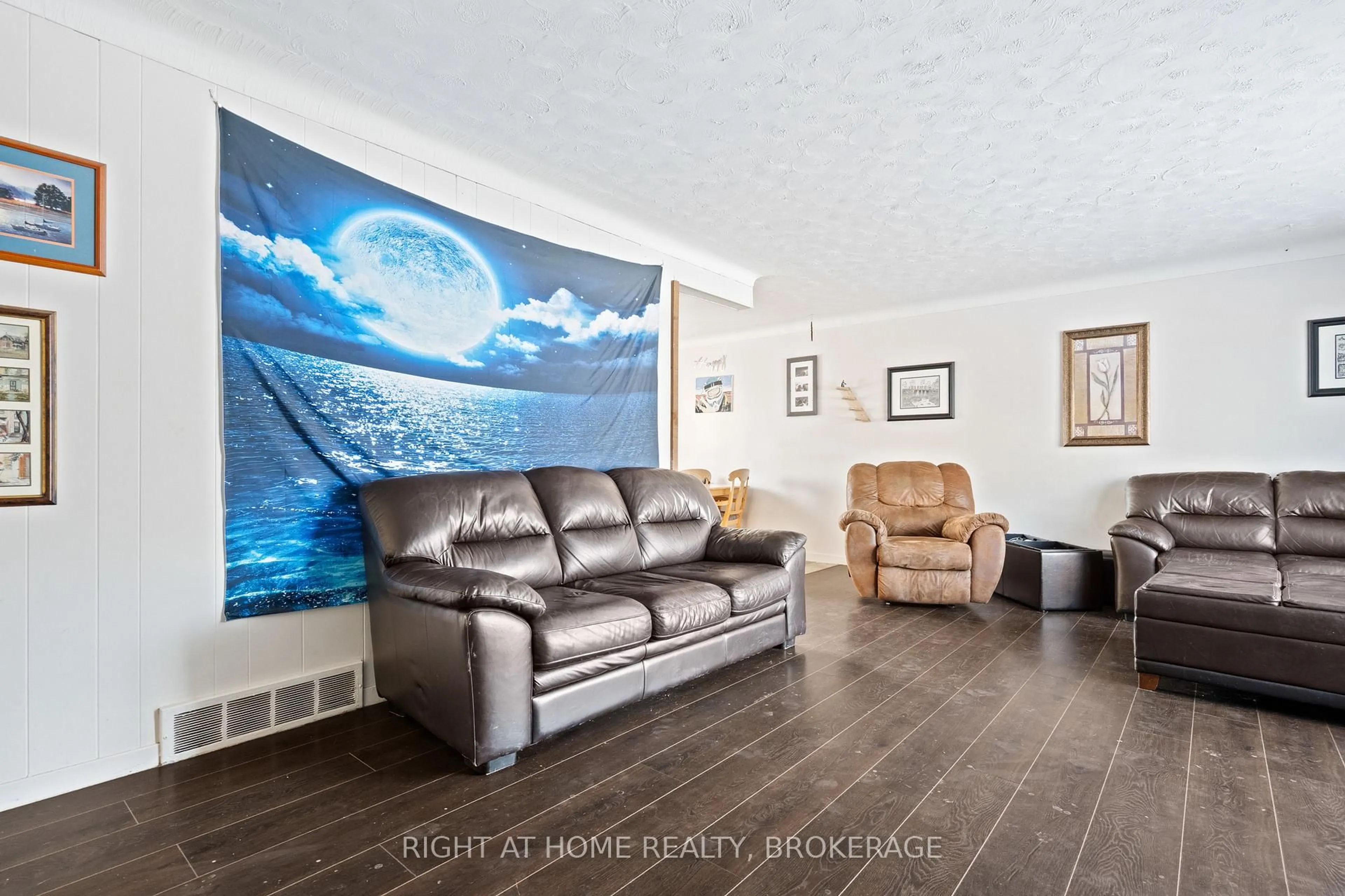 Living room with furniture, unknown for 105 Glenwood Pkwy, Welland Ontario L3B 5M7