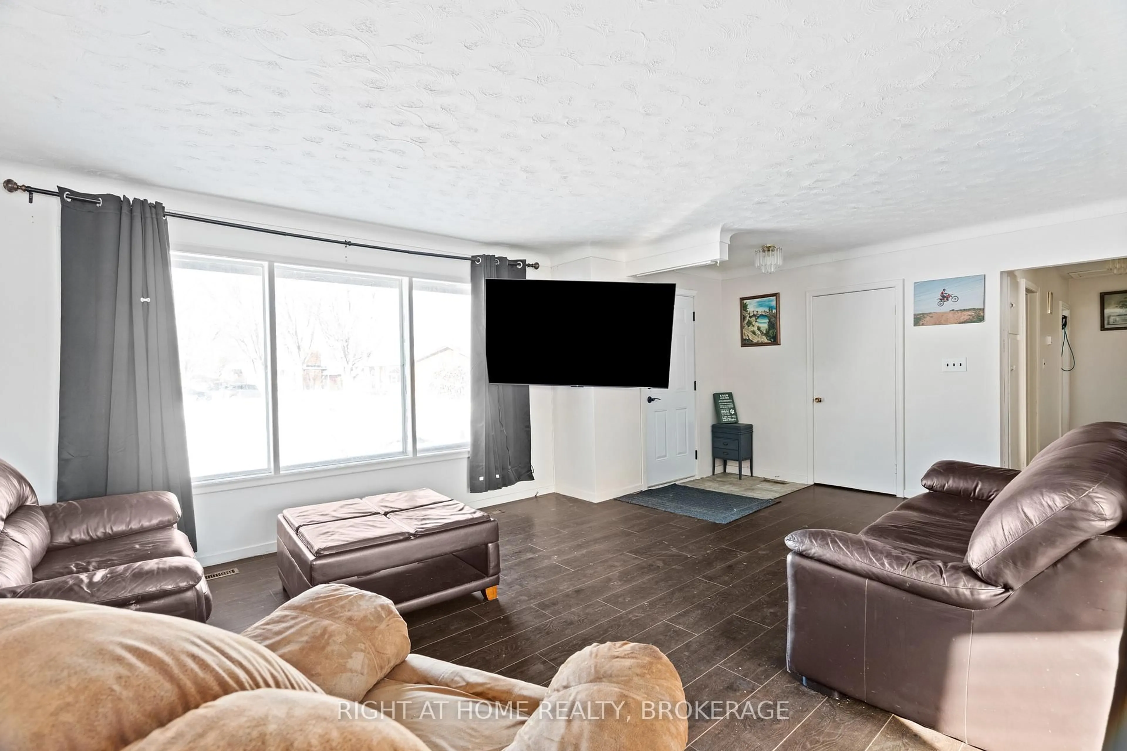 Living room with furniture, unknown for 105 Glenwood Pkwy, Welland Ontario L3B 5M7