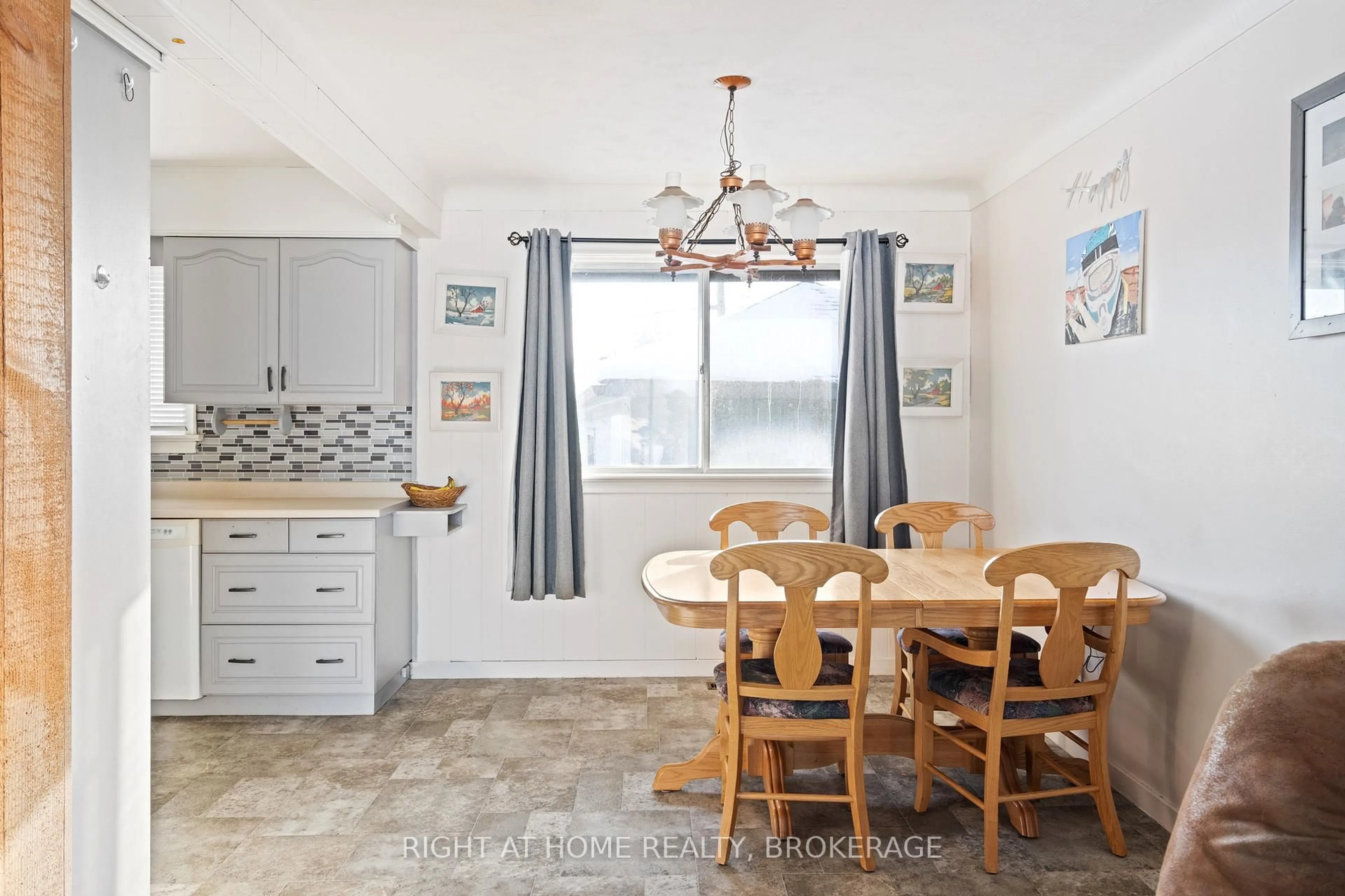 Dining room, unknown for 105 Glenwood Pkwy, Welland Ontario L3B 5M7