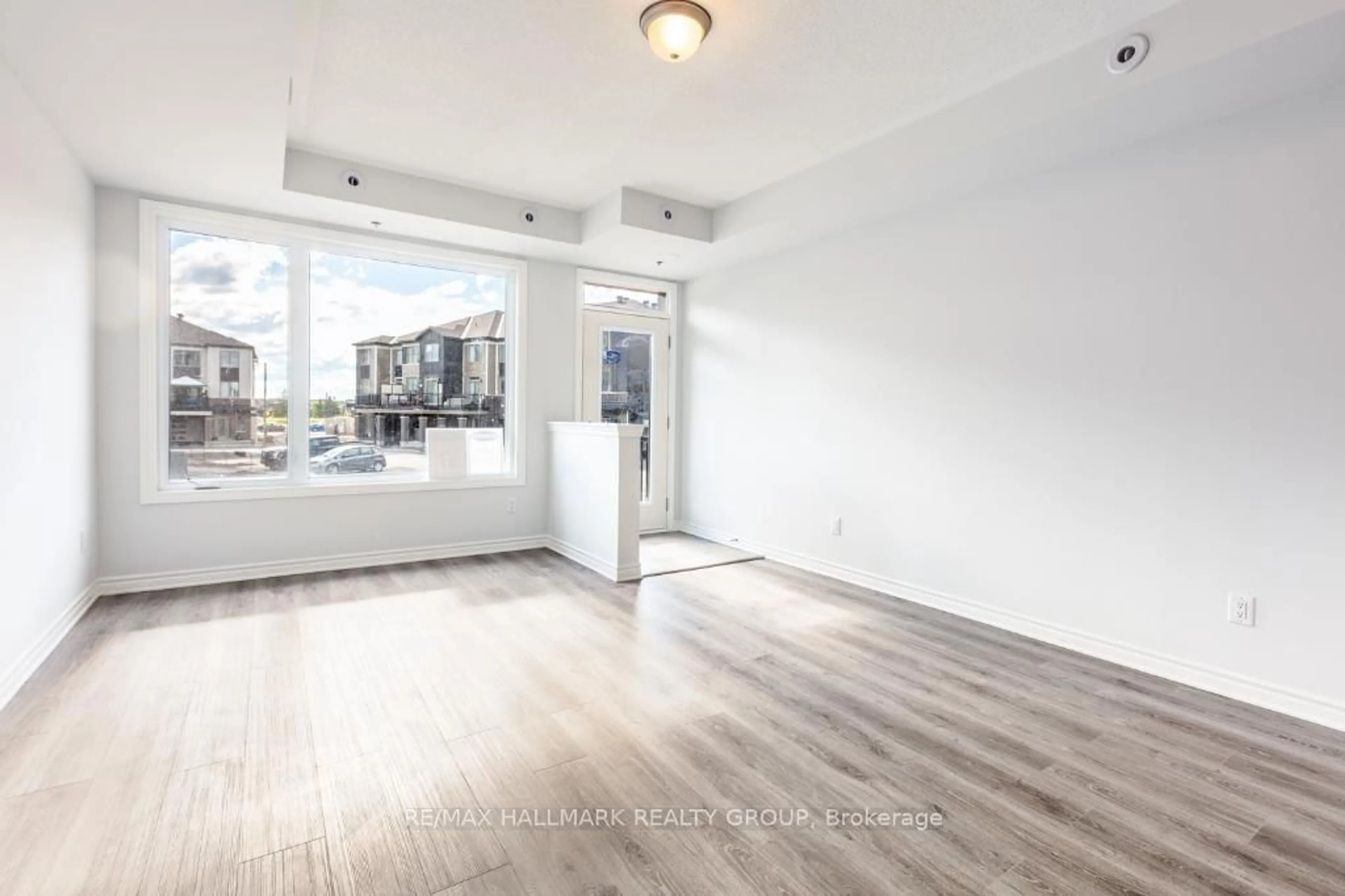 A pic of a room for 822 Kiniw Private, Ottawa Ontario K1K 5A3