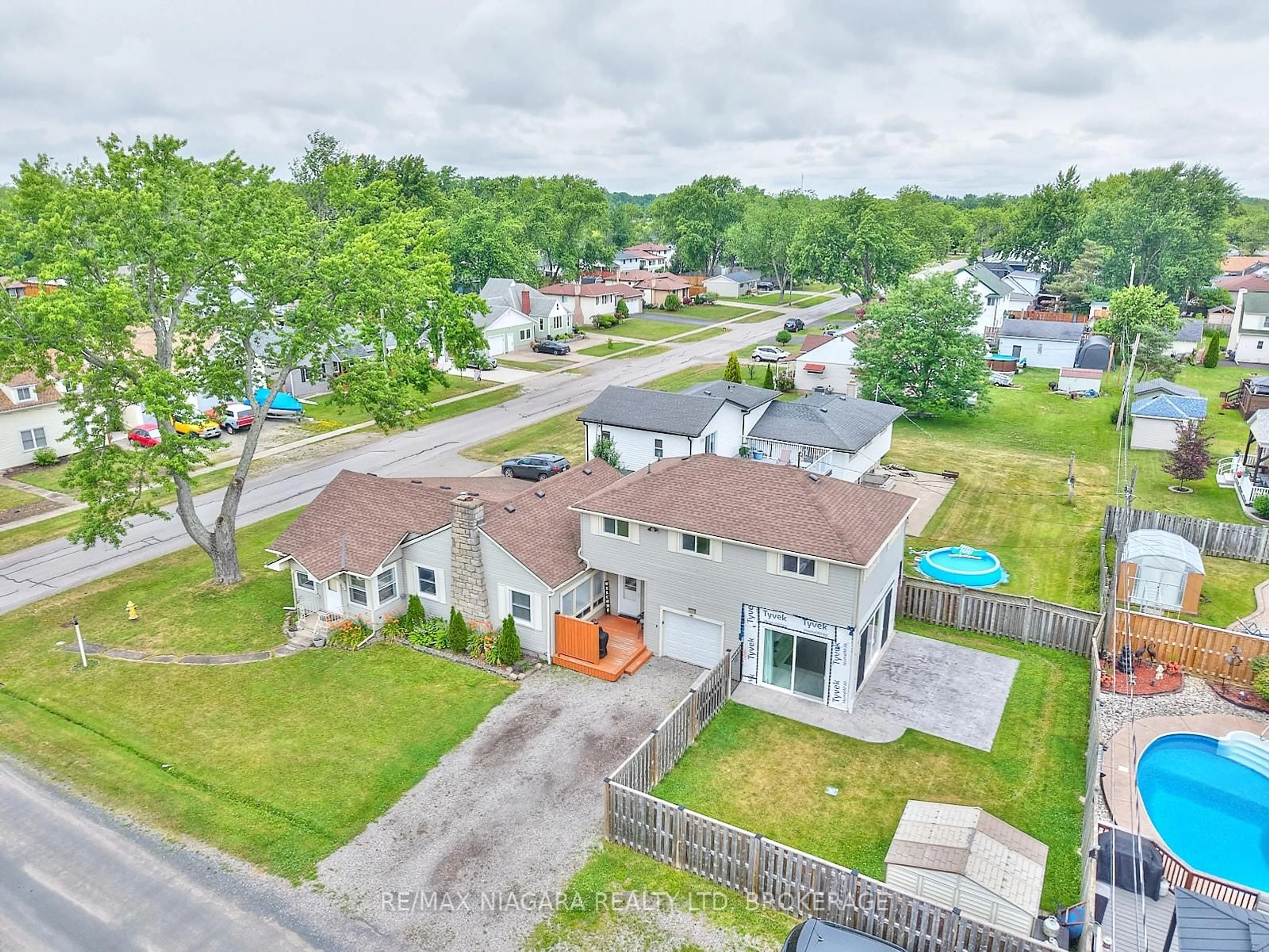 A pic from outside/outdoor area/front of a property/back of a property/a pic from drone, street for 1444 Lakehurst Ave, Fort Erie Ontario L2A 3A3