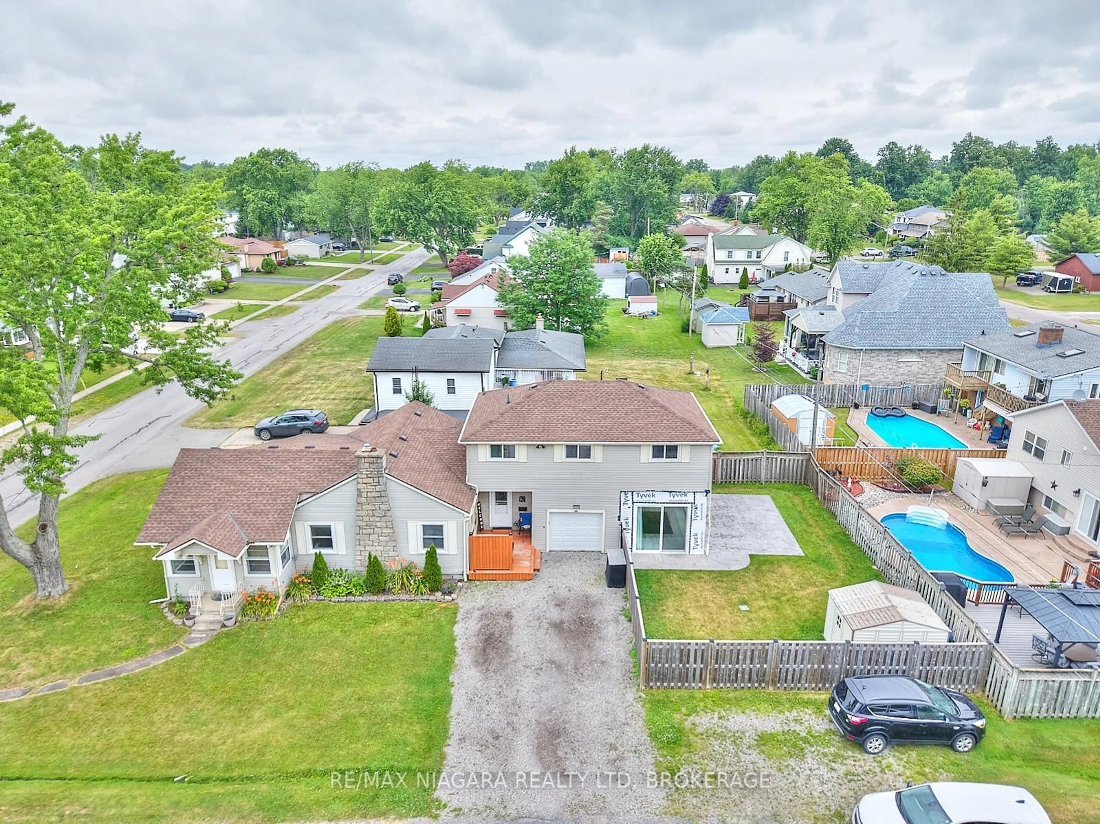 A pic from outside/outdoor area/front of a property/back of a property/a pic from drone, street for 1444 Lakehurst Ave, Fort Erie Ontario L2A 3A3