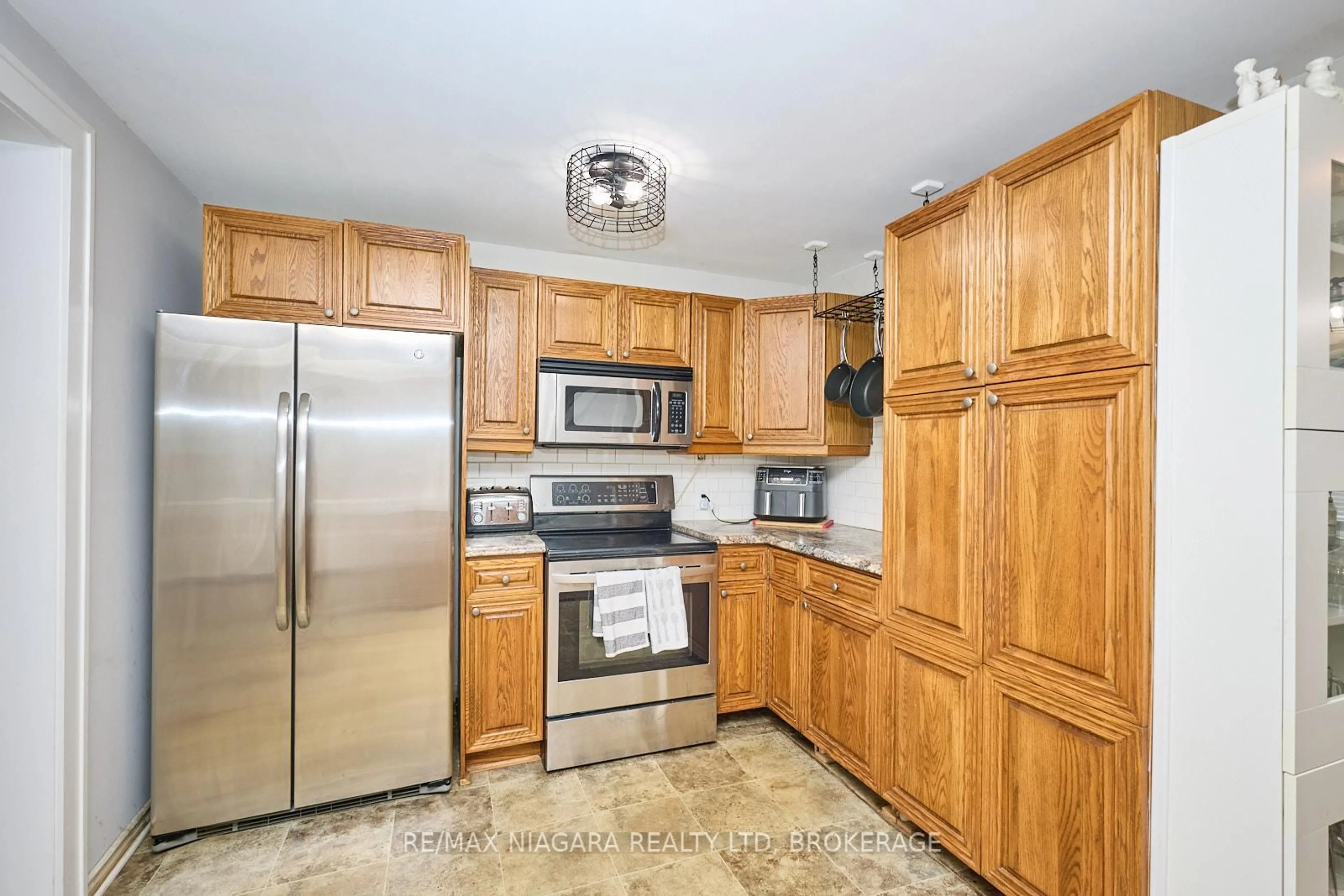 Standard kitchen, unknown for 1444 Lakehurst Ave, Fort Erie Ontario L2A 3A3