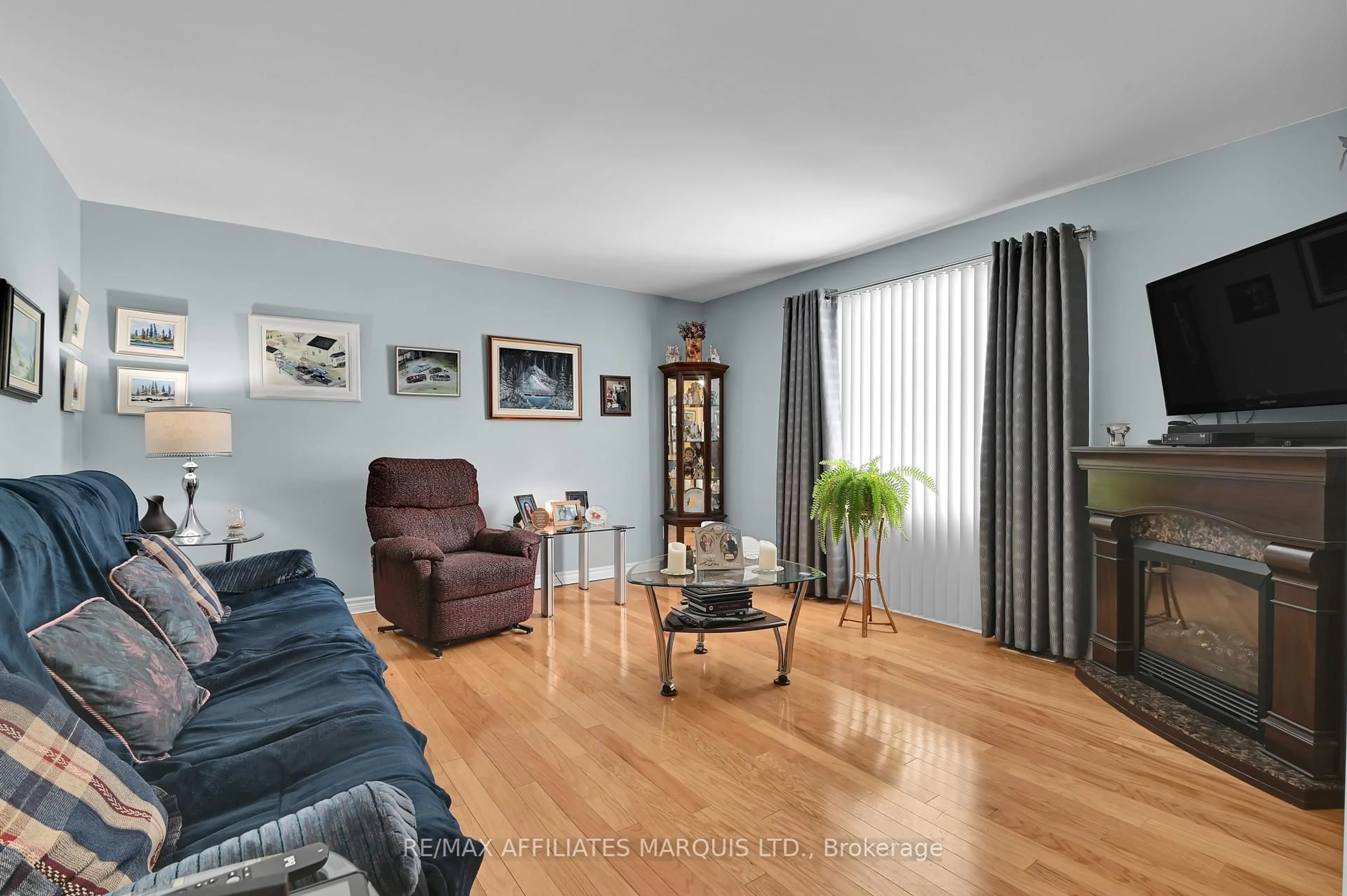 Living room with furniture, wood/laminate floor for 3502 BRUCE St, South Stormont Ontario K6K 1N3