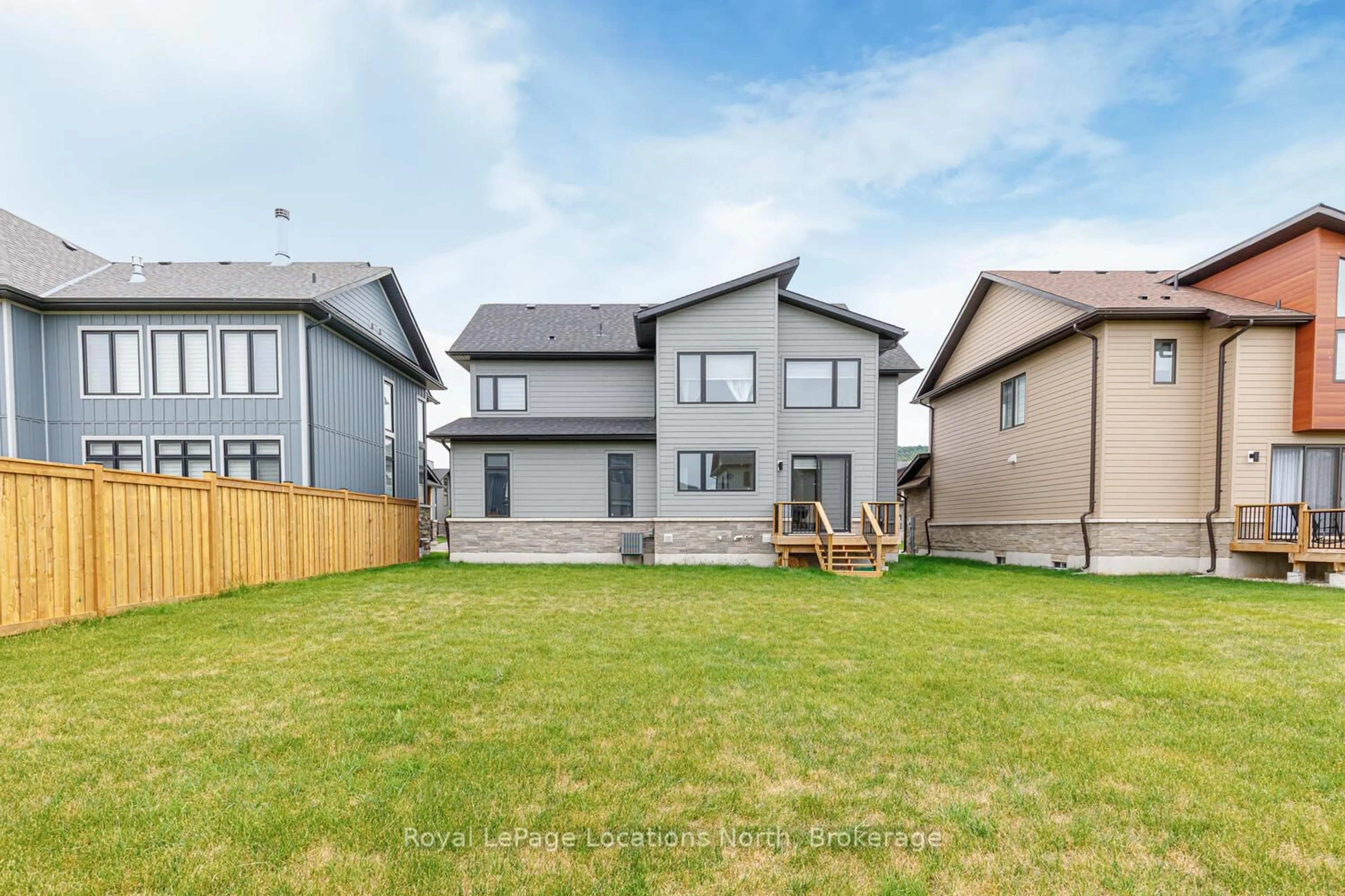 A pic from outside/outdoor area/front of a property/back of a property/a pic from drone, unknown for 106 Stoneleigh Dr, Blue Mountains Ontario L9Y 5J6