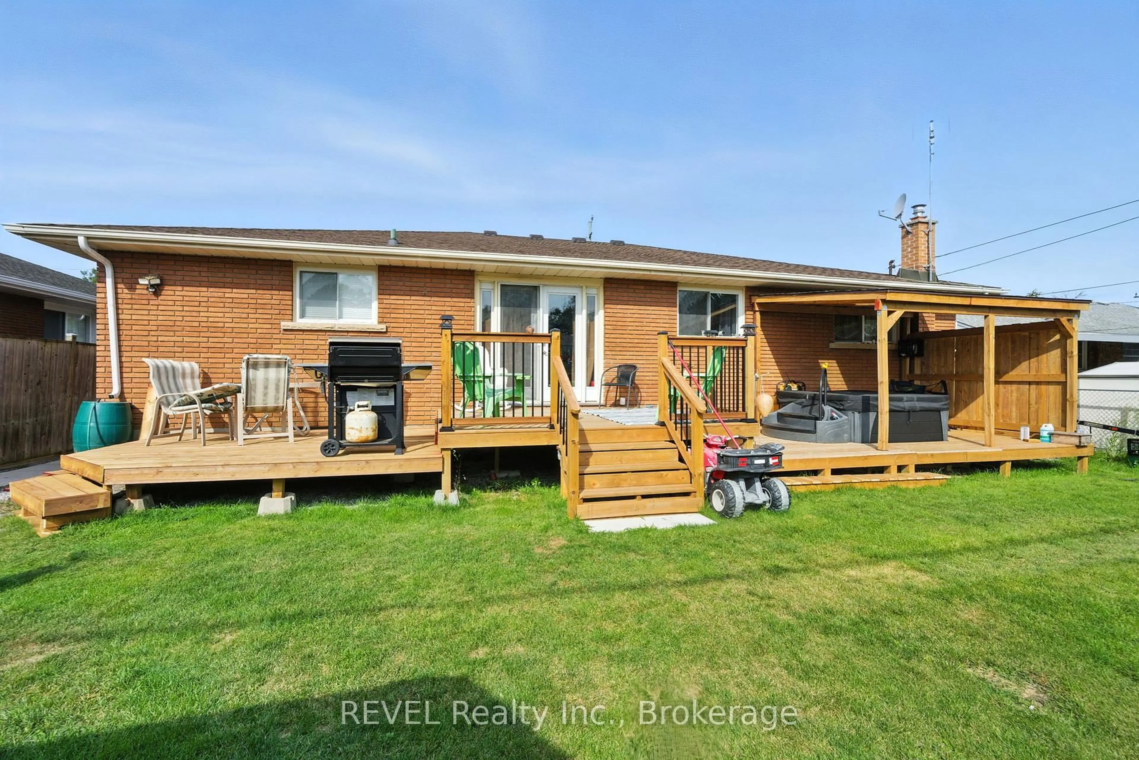 A pic from outside/outdoor area/front of a property/back of a property/a pic from drone, water/lake/river/ocean view for 46 Collier Rd, Thorold Ontario L2V 3T1