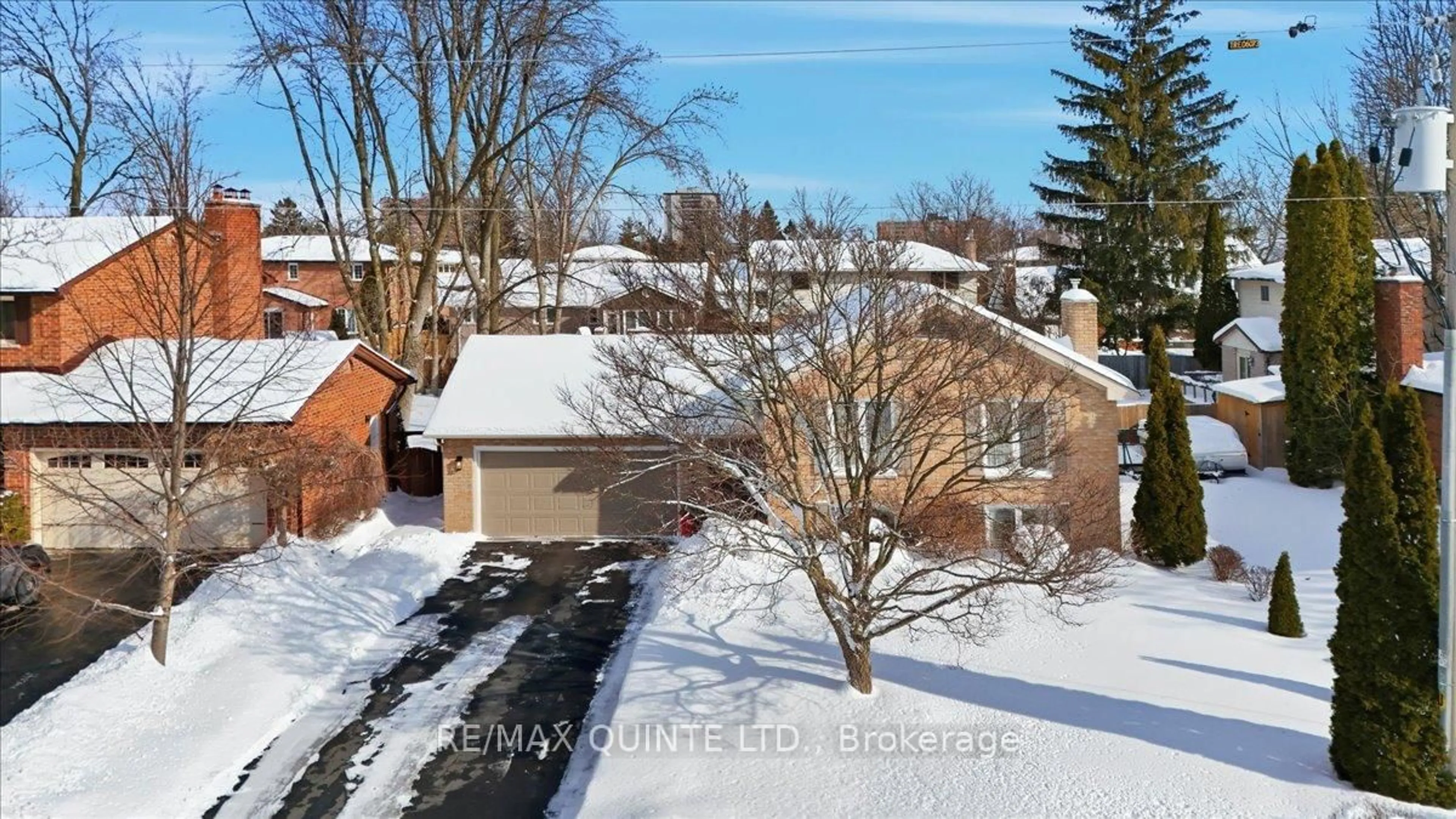 A pic from outside/outdoor area/front of a property/back of a property/a pic from drone, street for 10 Grosvenor Dr, Belleville Ontario K8P 4W4