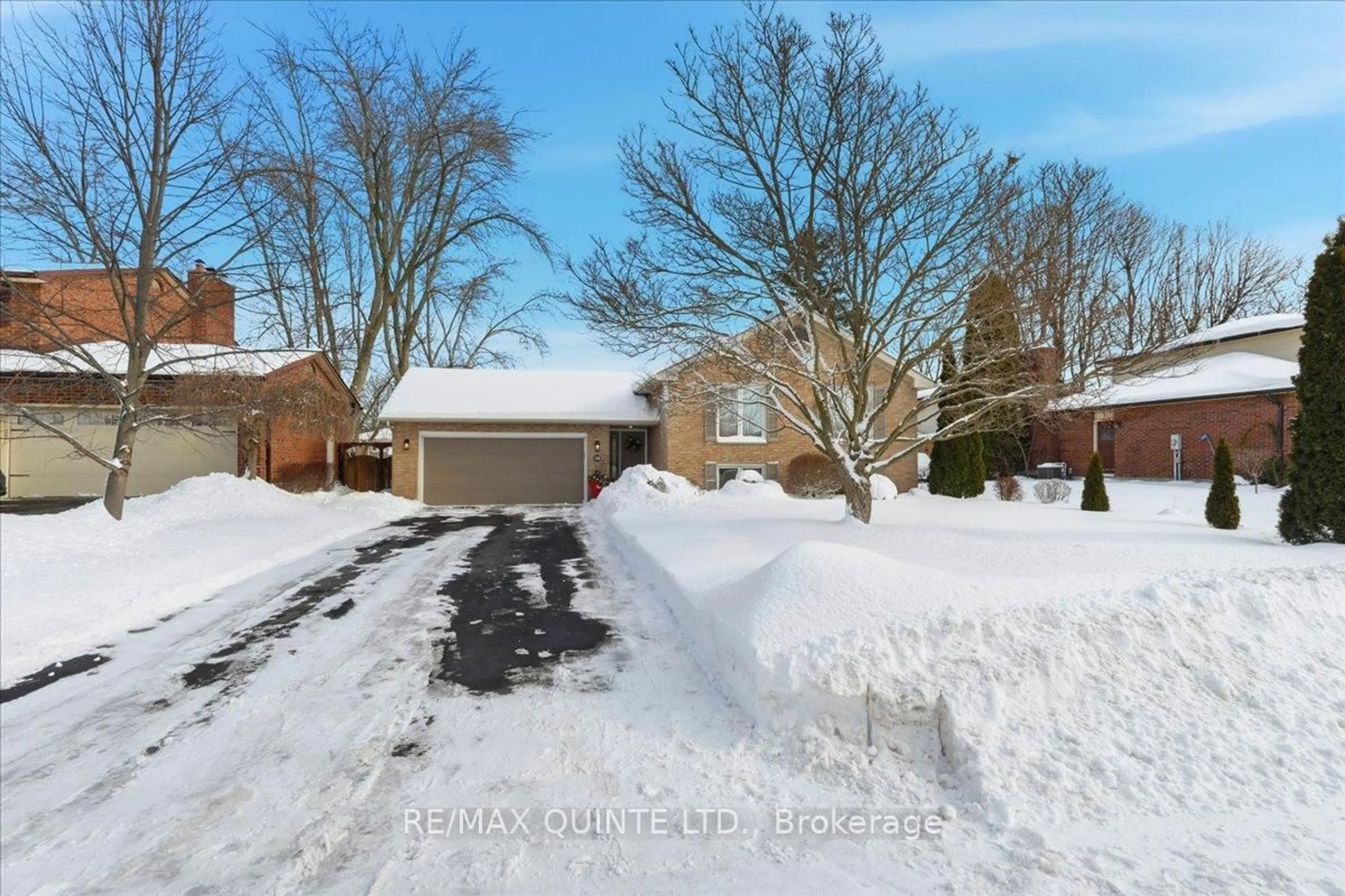 A pic from outside/outdoor area/front of a property/back of a property/a pic from drone, street for 10 Grosvenor Dr, Belleville Ontario K8P 4W4