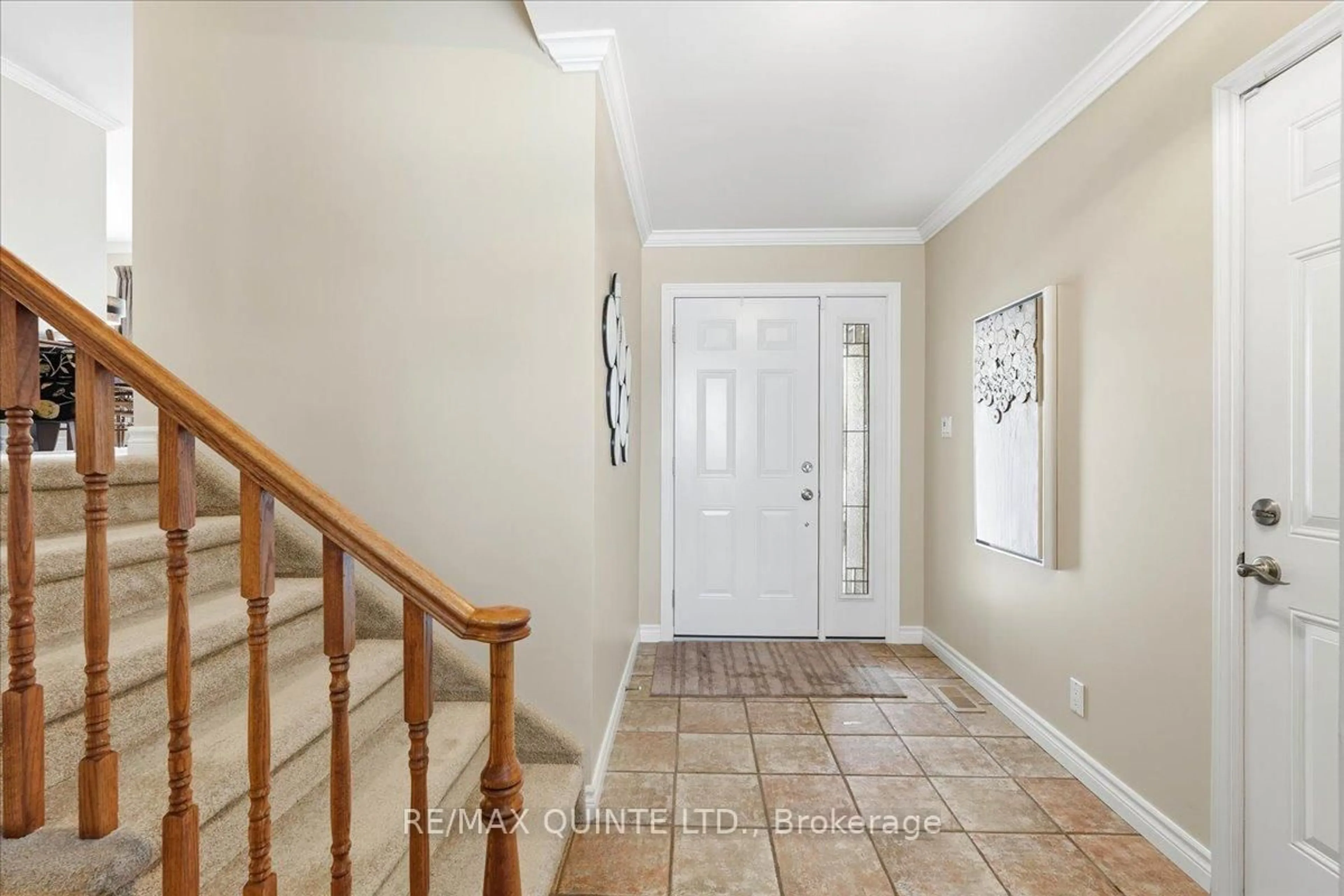 Indoor entryway for 10 Grosvenor Dr, Belleville Ontario K8P 4W4