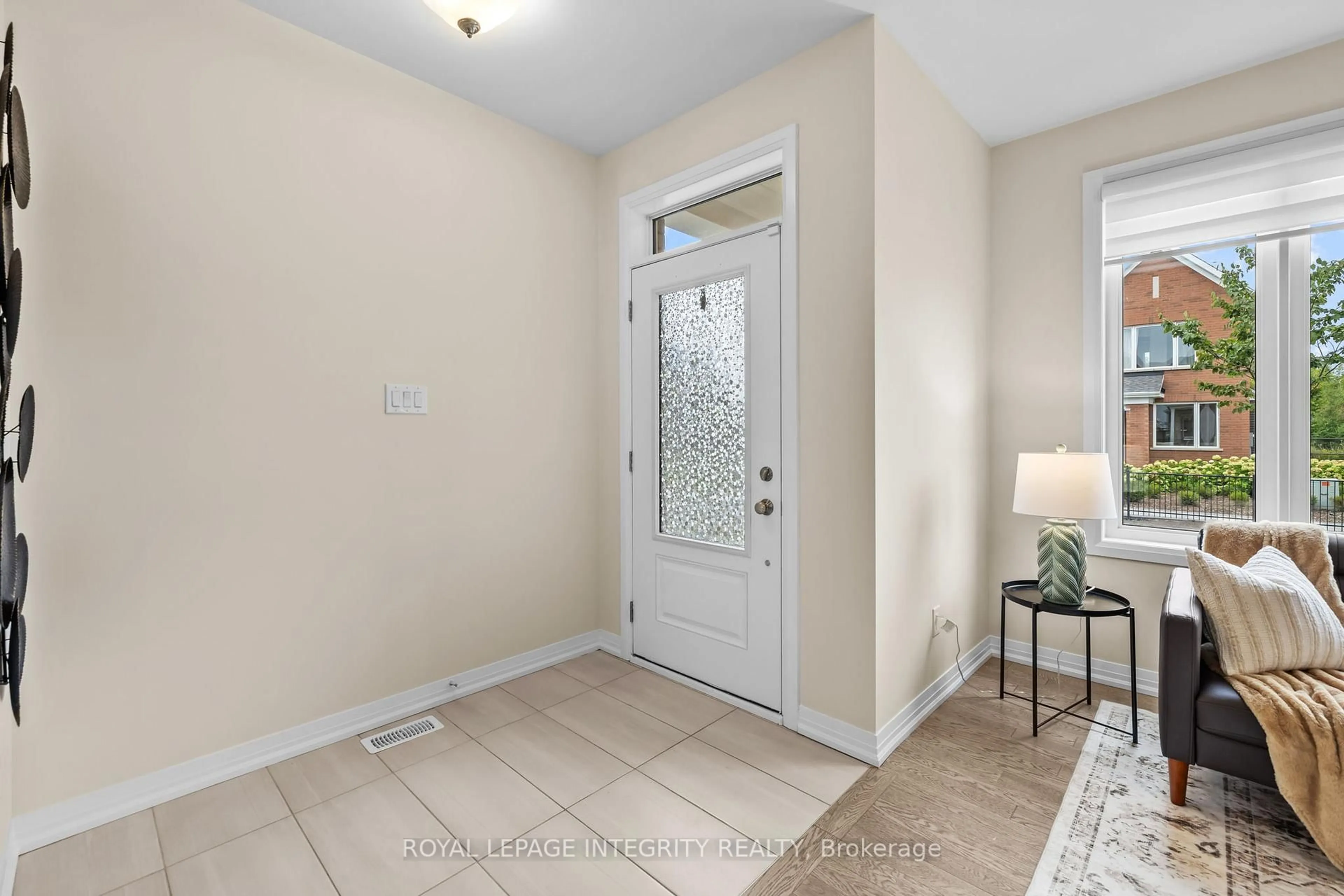 Indoor entryway for 807 Mercier Cres, Ottawa Ontario K1W 1E6