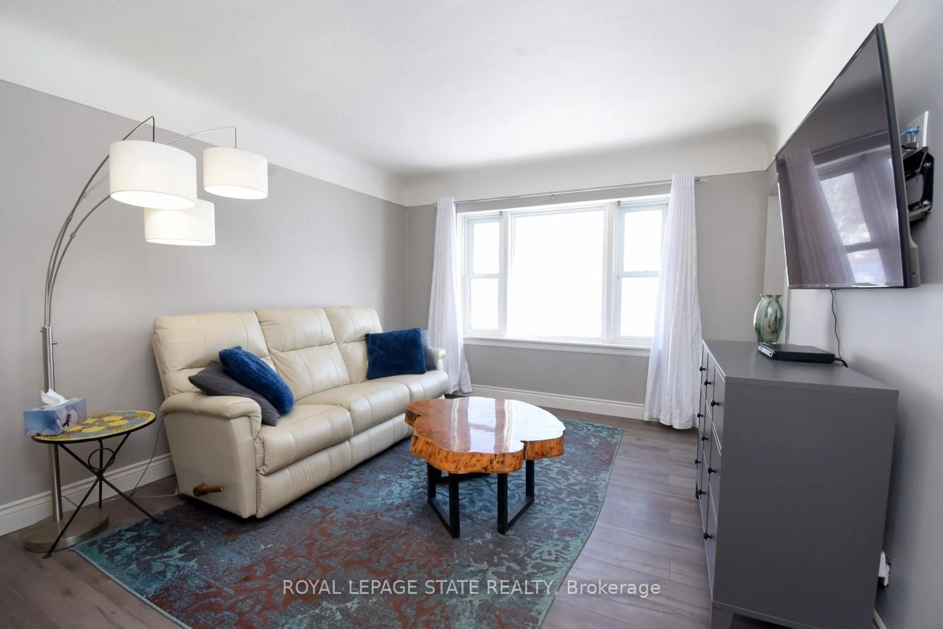 Living room with furniture, unknown for 302 East 27th St, Hamilton Ontario L8V 3G6