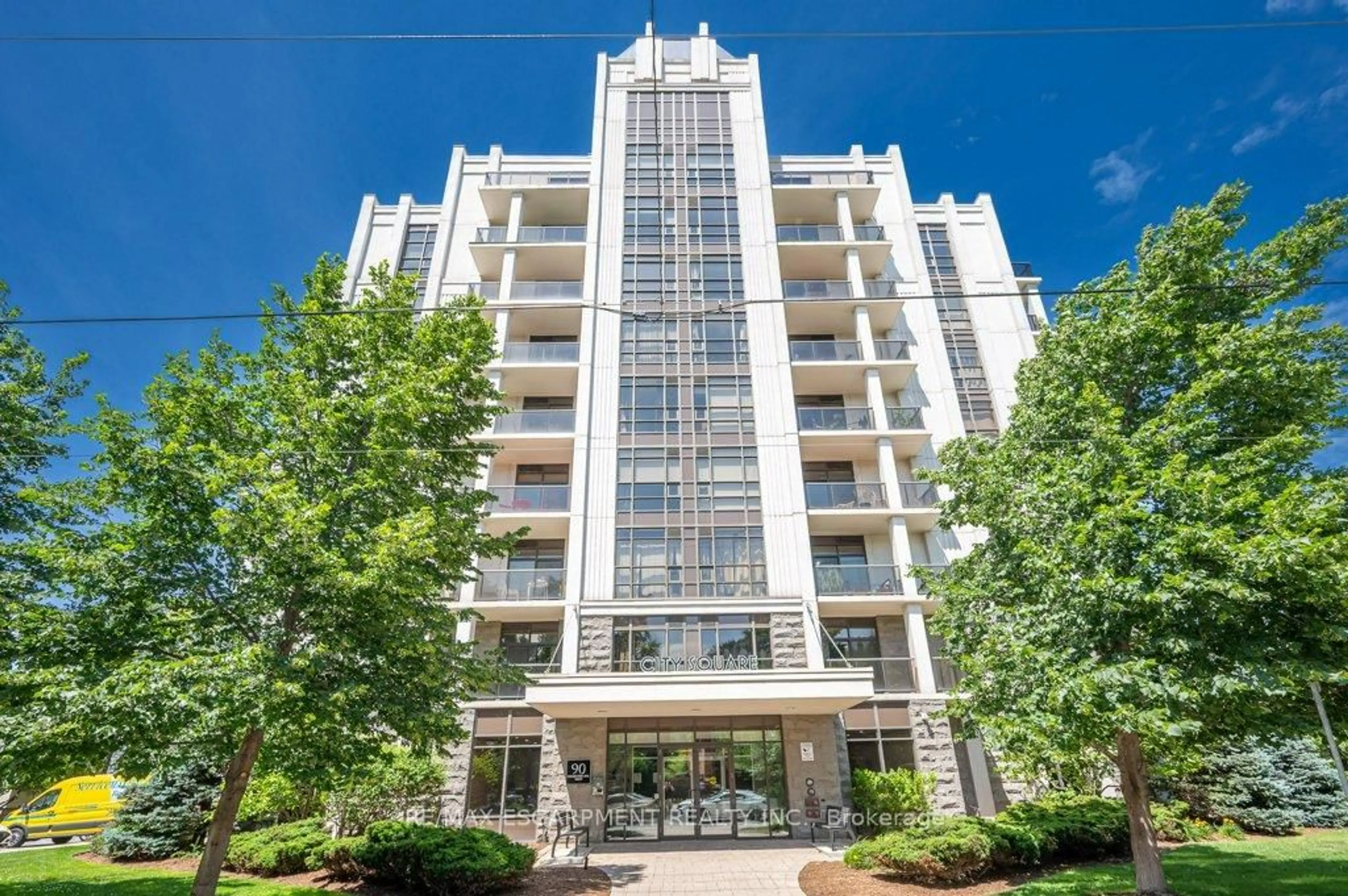 Indoor foyer for 90 Charlton Ave #302, Hamilton Ontario L8P 0B4