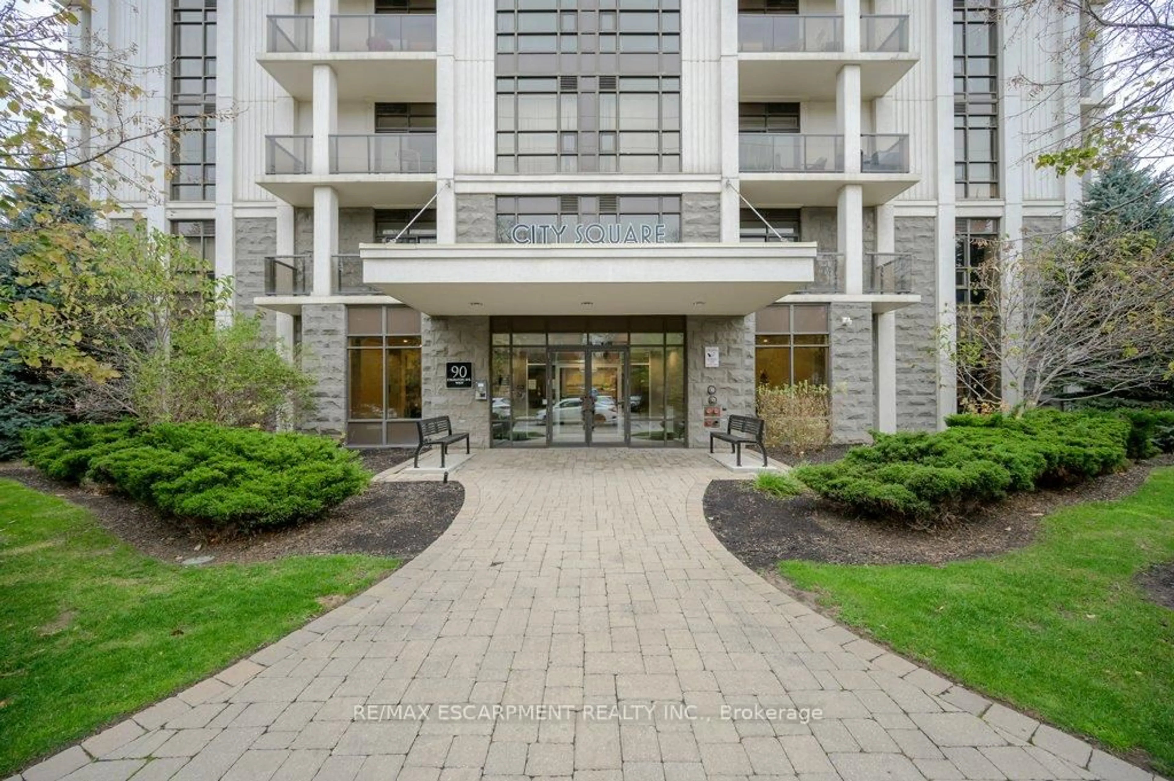 Indoor foyer for 90 Charlton Ave #302, Hamilton Ontario L8P 0B4