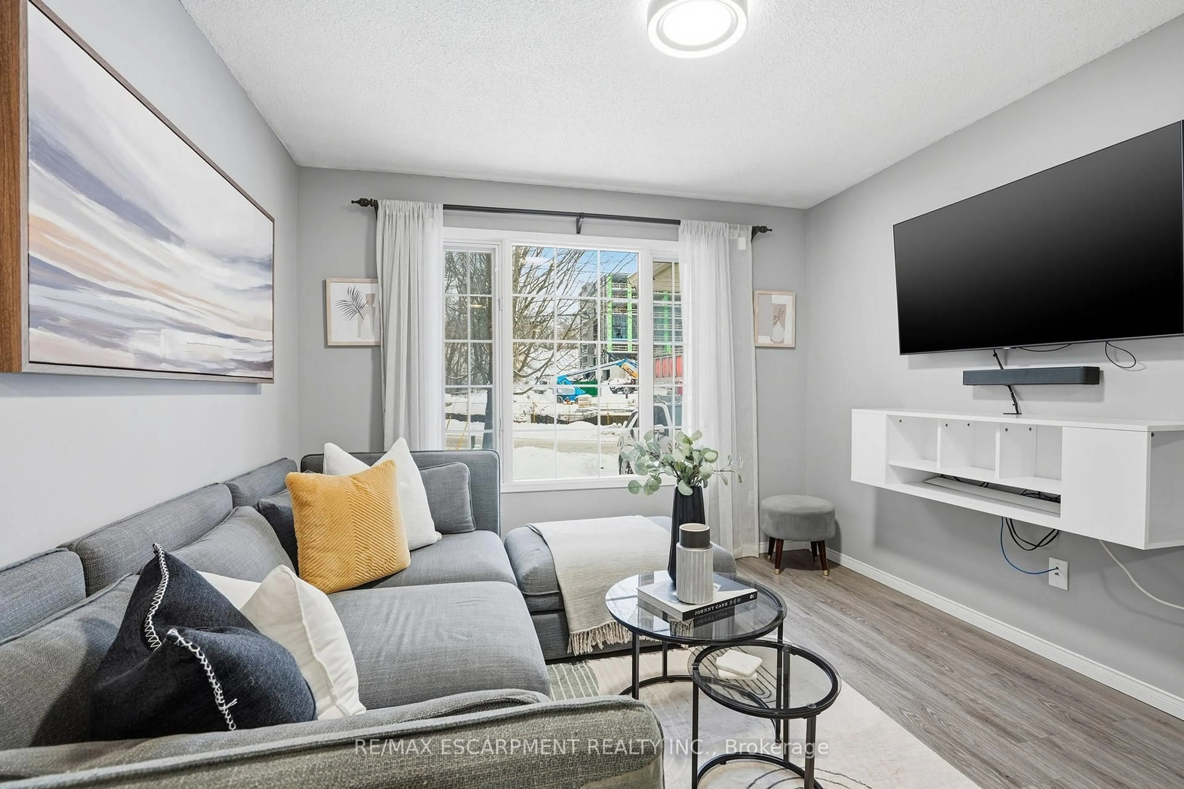 Living room with furniture, unknown for 31 Galileo Blvd, Brantford Ontario N3R 7Y3