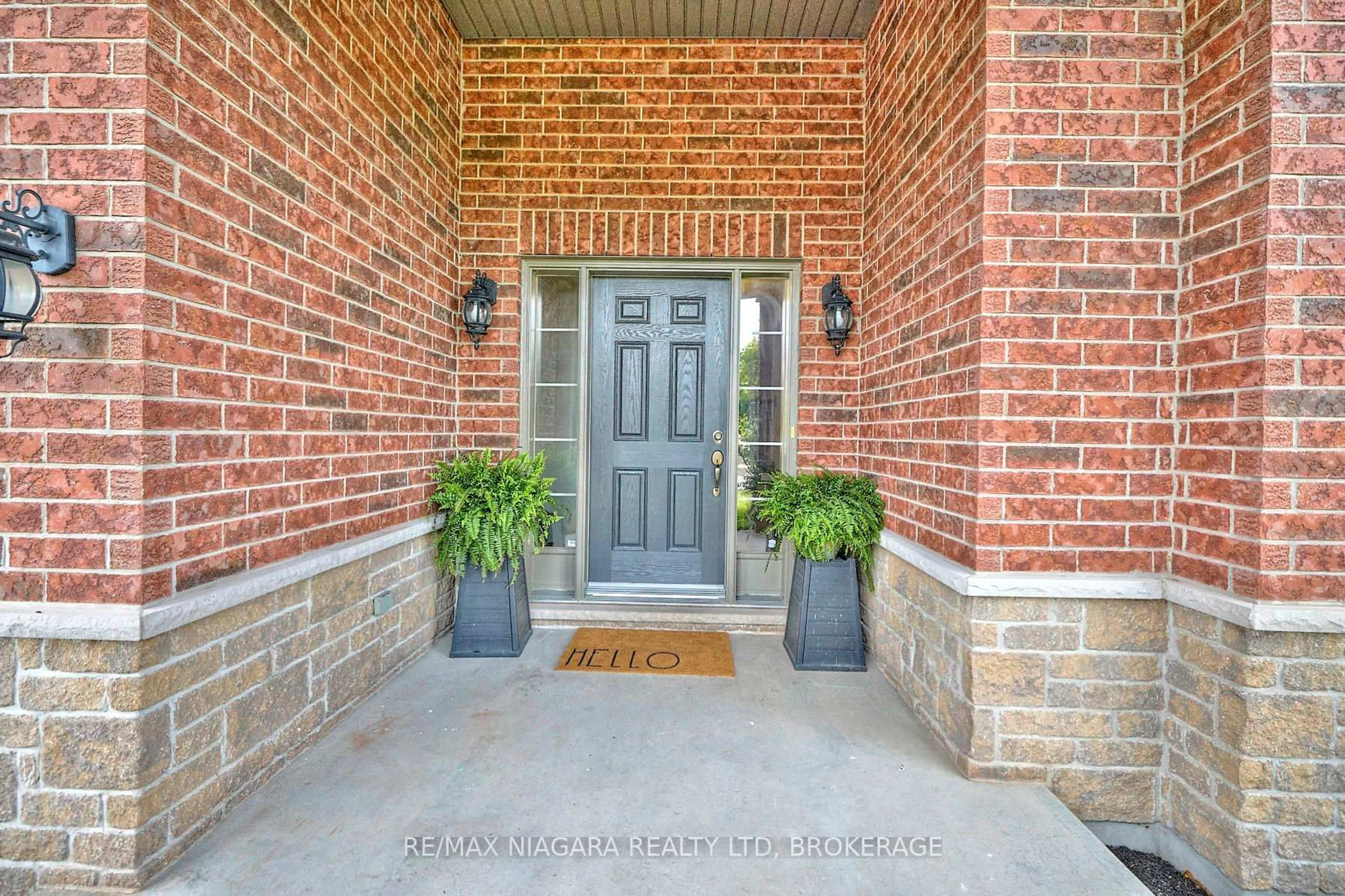 Indoor entryway for 507 Carrie Ave, Fort Erie Ontario L0S 1N0