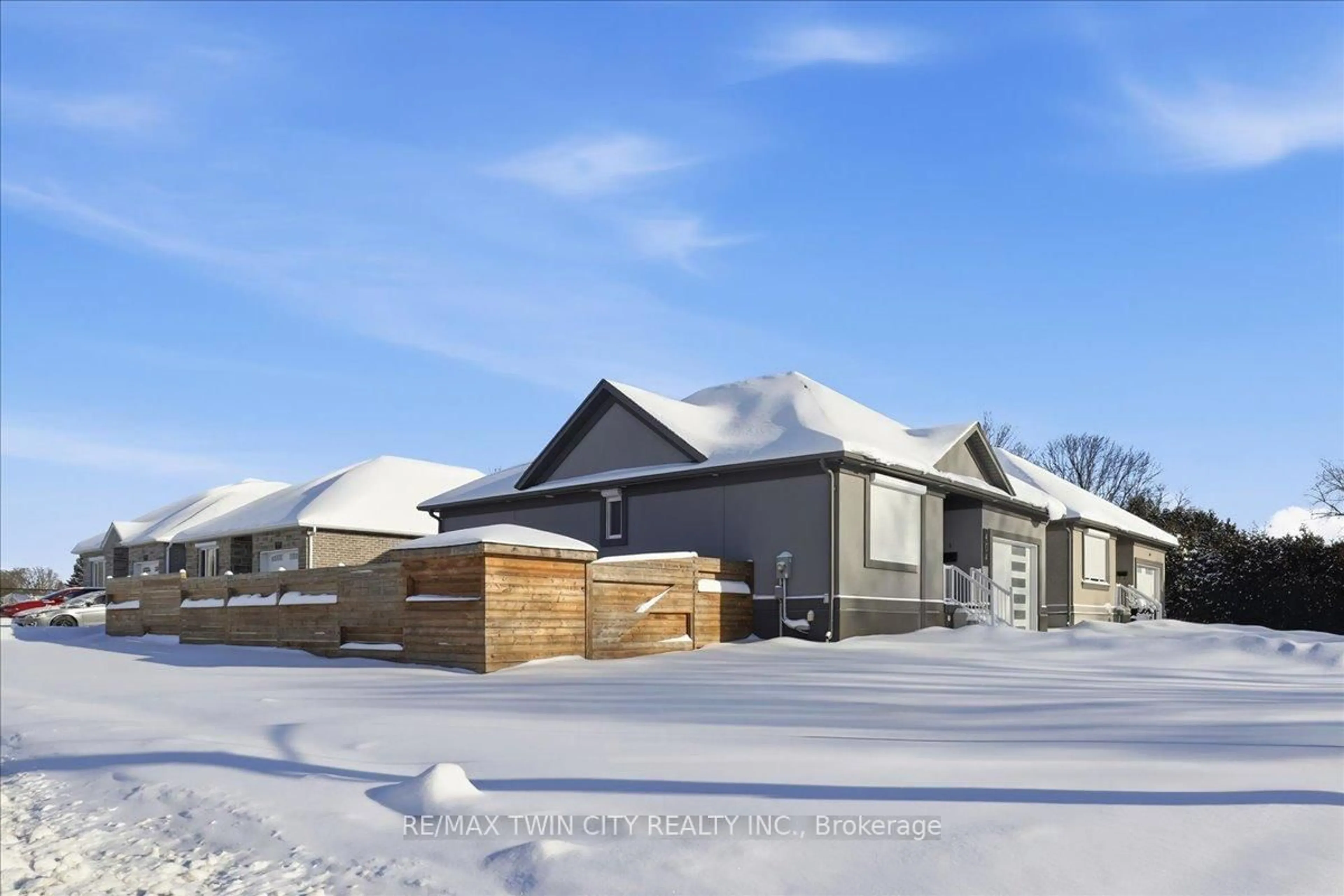 A pic from outside/outdoor area/front of a property/back of a property/a pic from drone, street for 404 Montrose St, Cambridge Ontario N3H 2P3