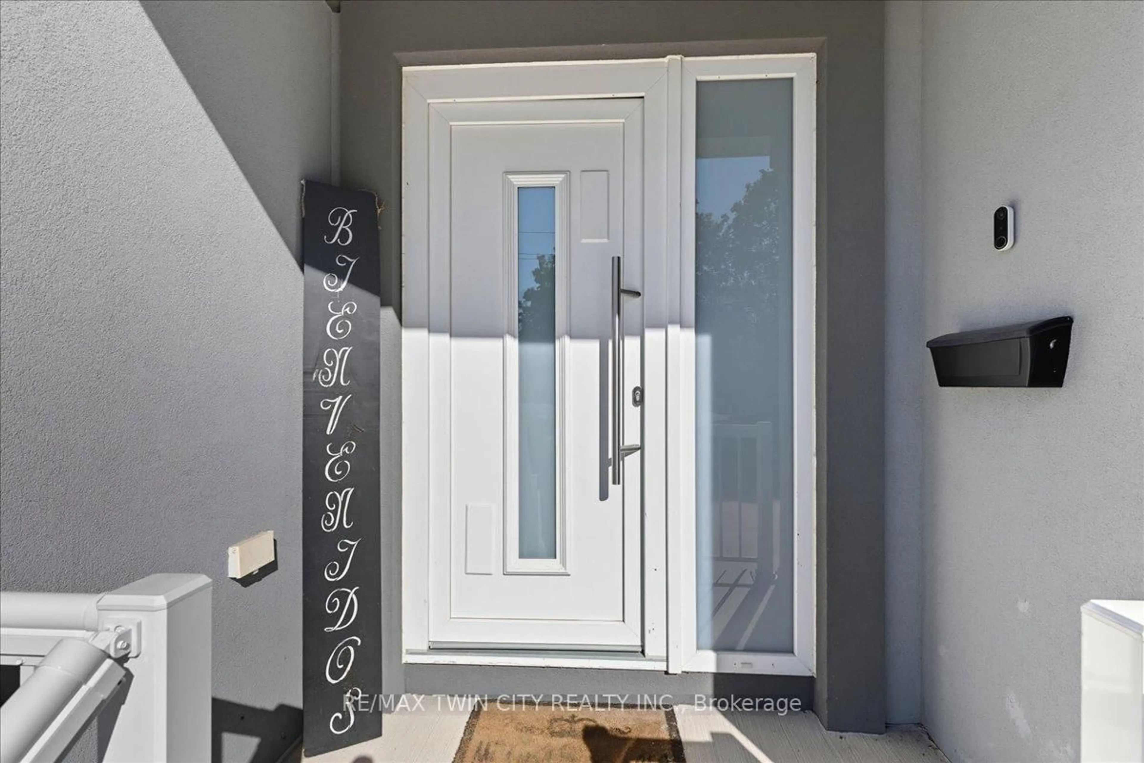 Indoor entryway for 404 Montrose St, Cambridge Ontario N3H 2P3