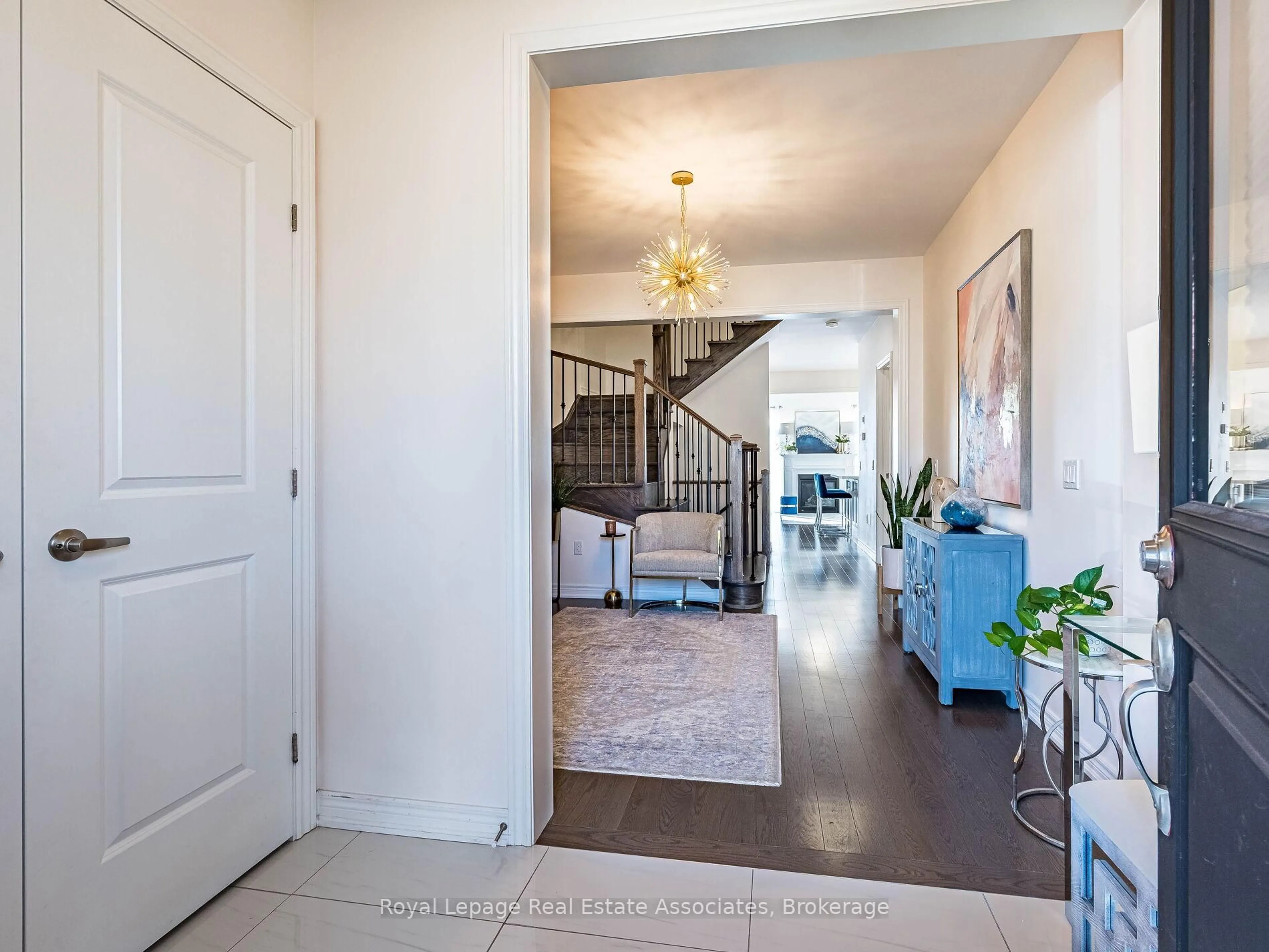 Indoor entryway for 18 Heming Tr, Hamilton Ontario L9K 0J8