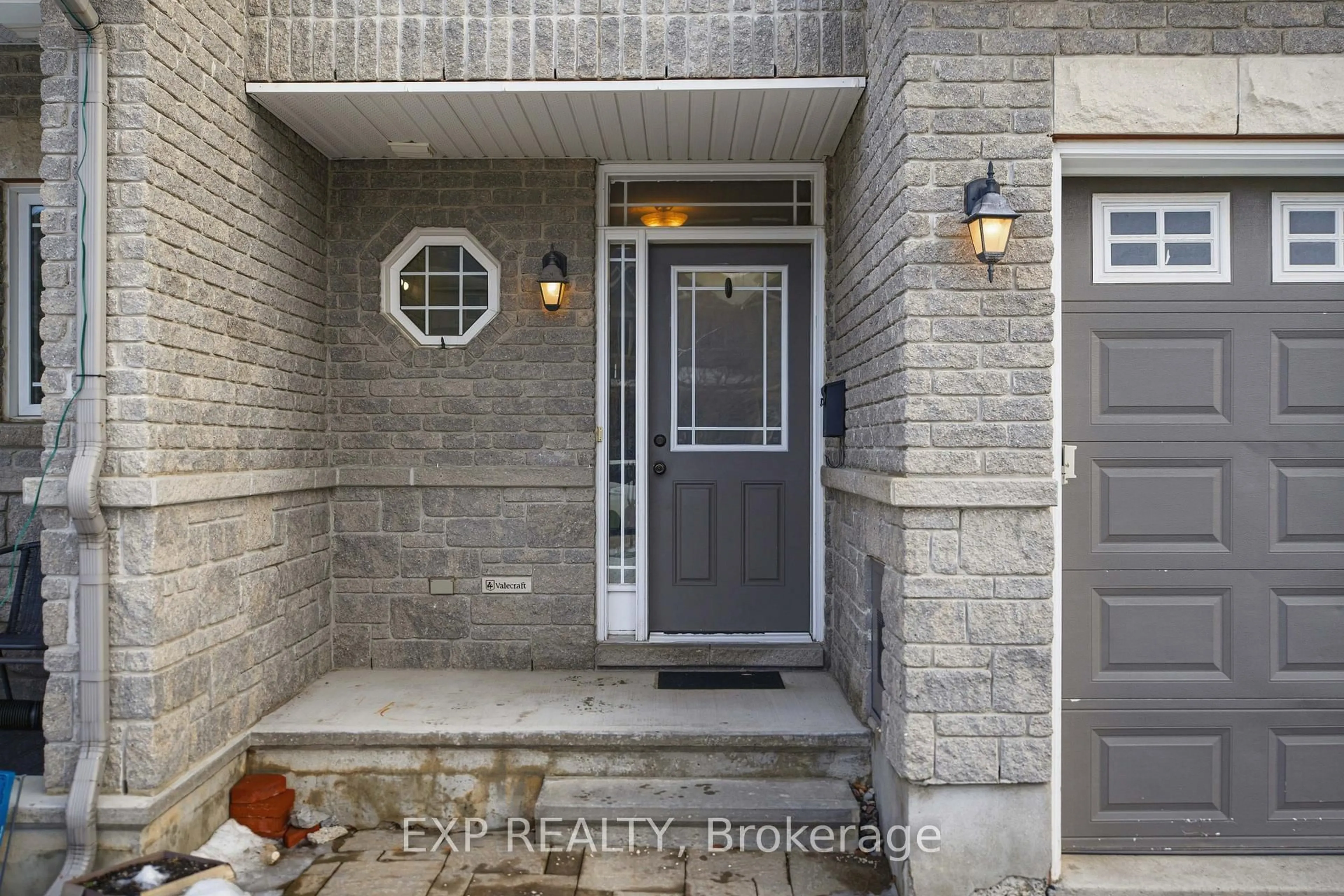 Indoor entryway for 705 Regiment Ave, Ottawa Ontario K2M 0E3