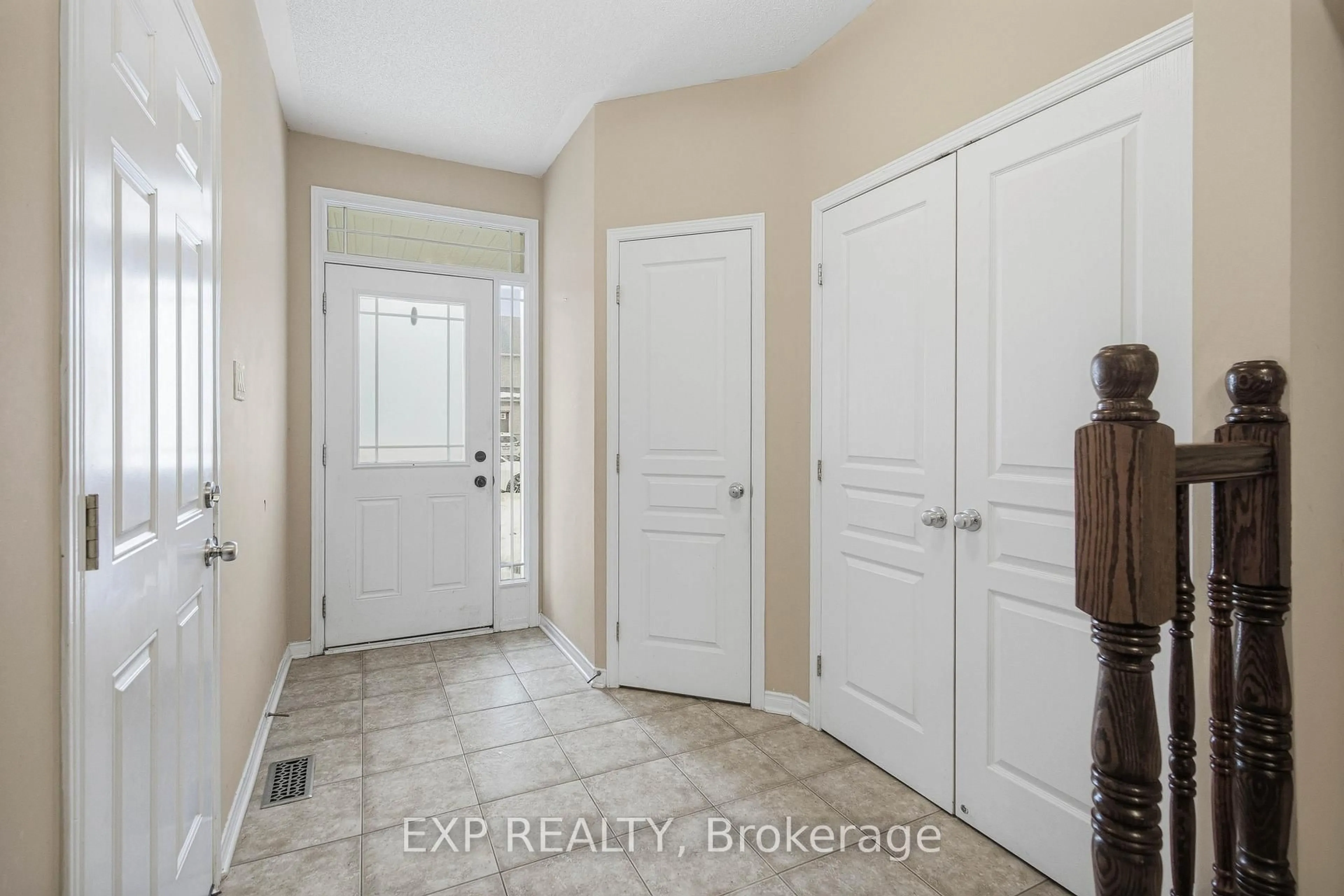 Indoor entryway for 705 Regiment Ave, Ottawa Ontario K2M 0E3