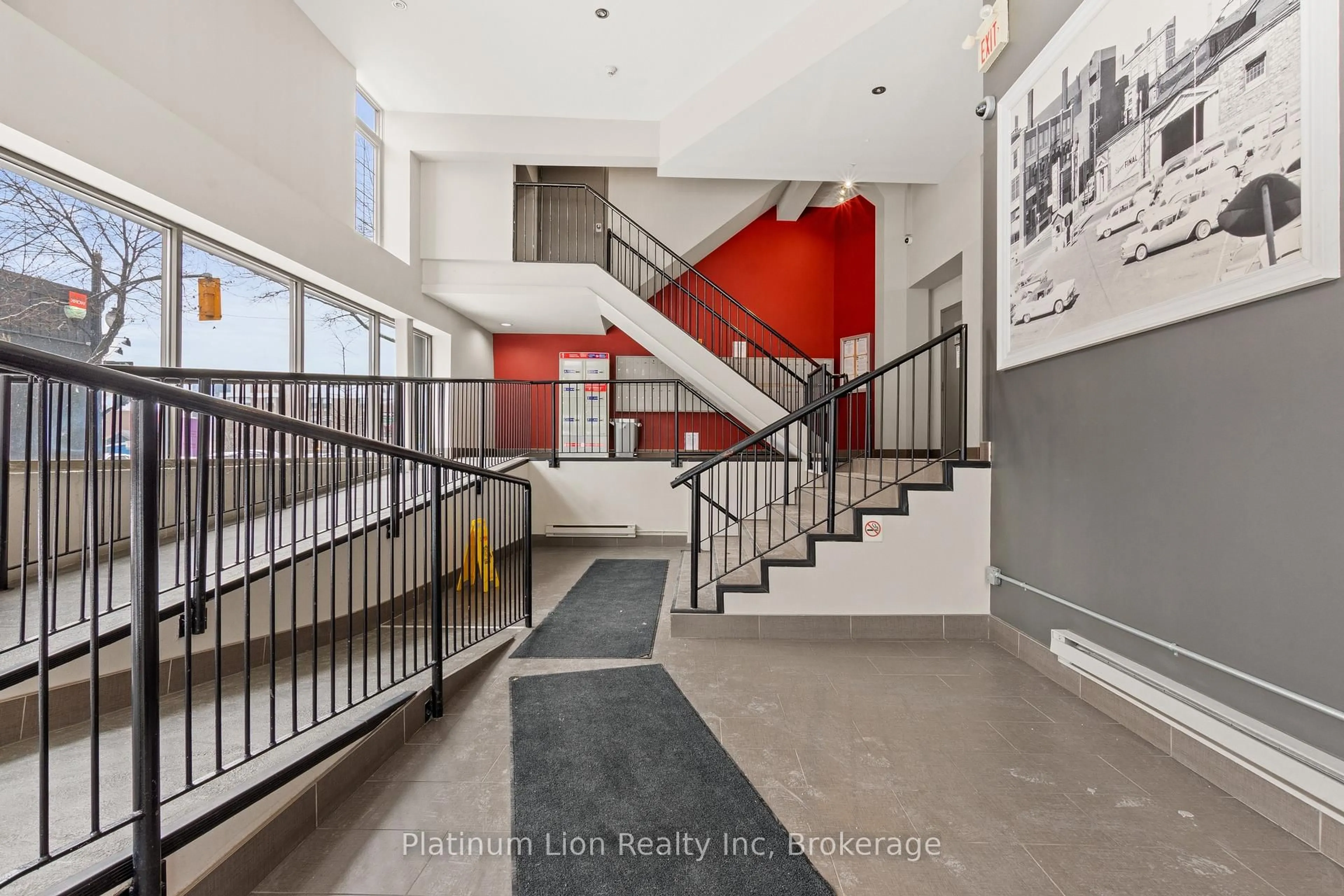 Indoor foyer for 80 King William St #212, Hamilton Ontario L8R 0A1