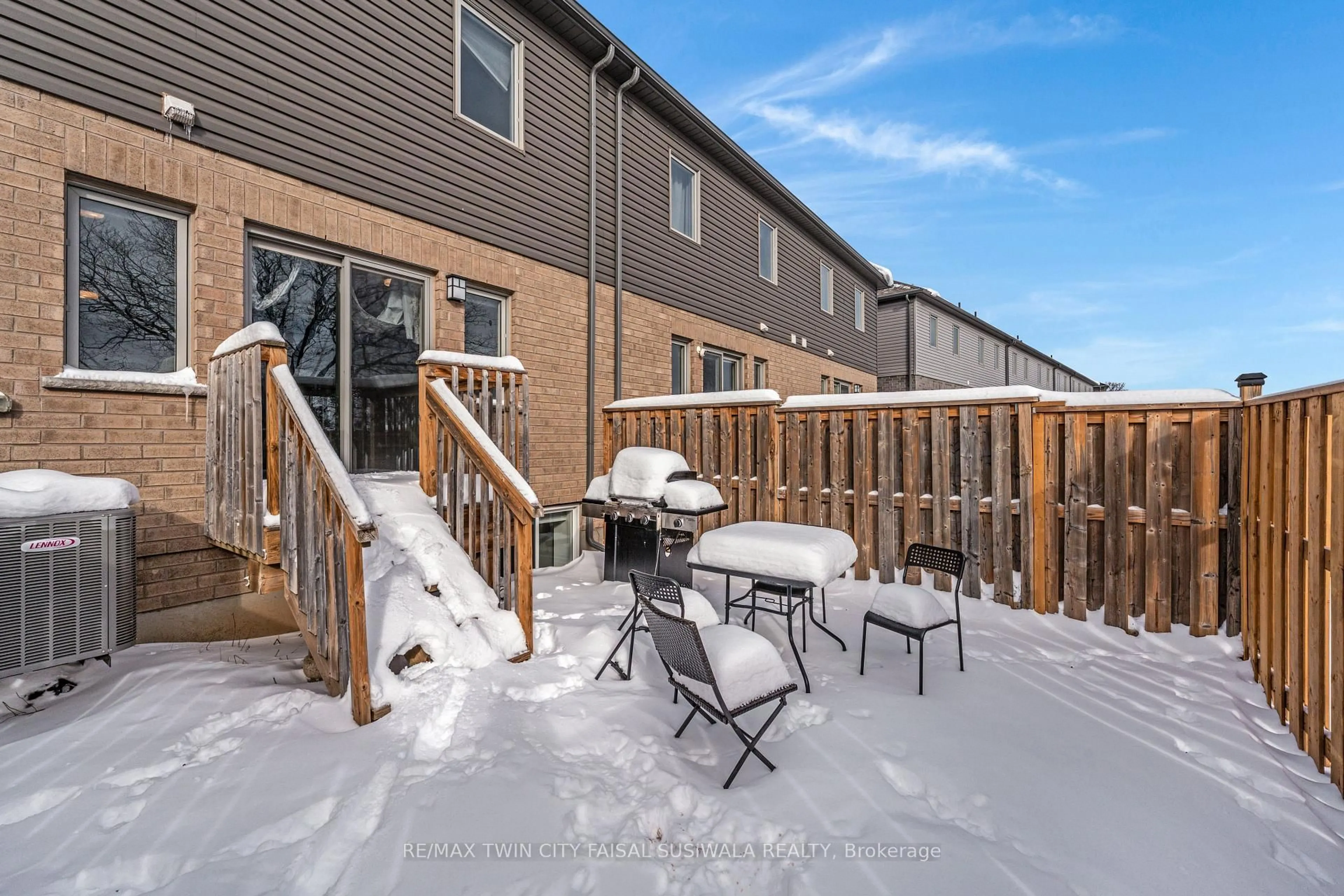 Patio, mountain view for 34 Nieson St, Cambridge Ontario N1R 0B9