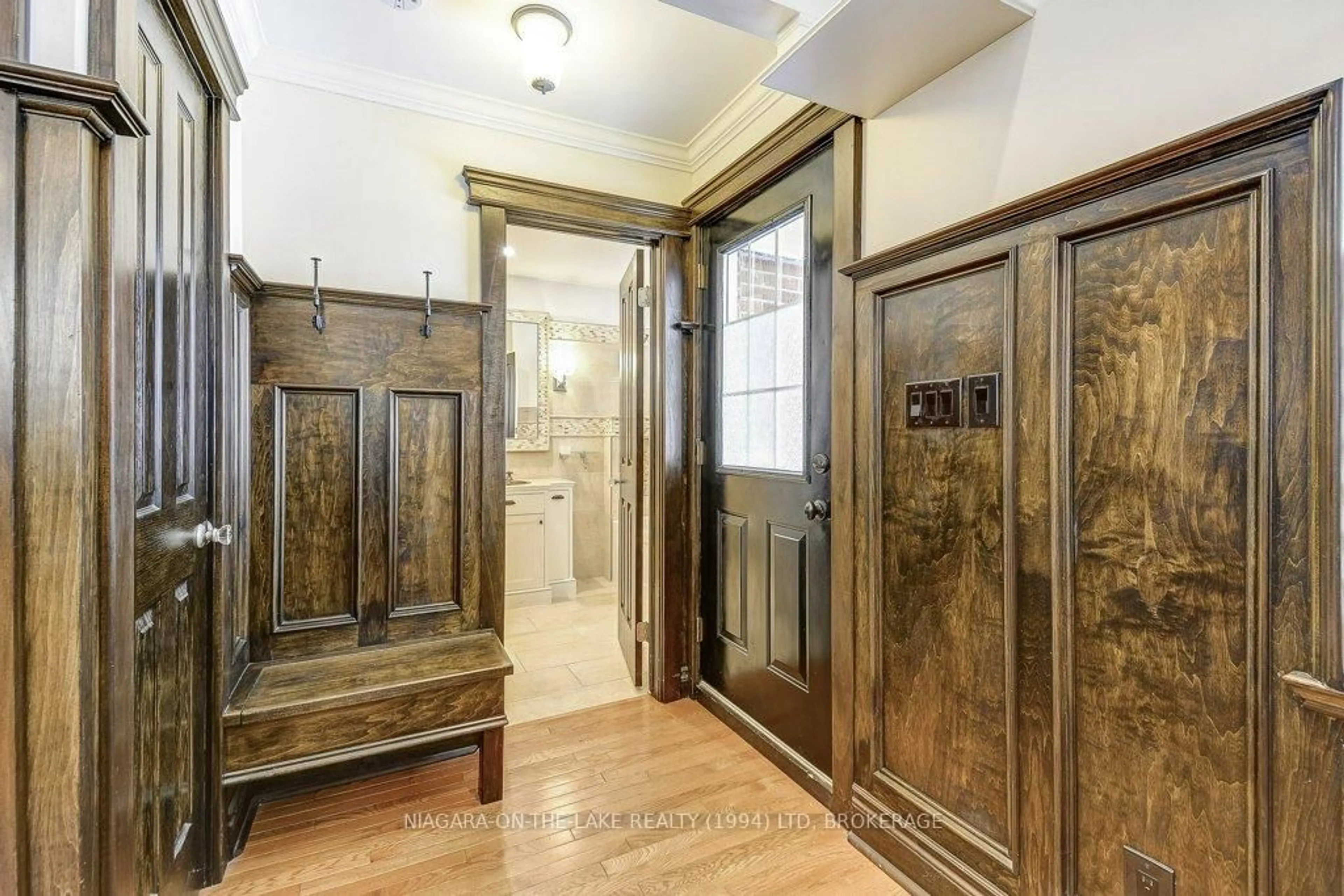 Indoor entryway for 4 Dixie Ave, Niagara-on-the-Lake Ontario L0S 1J0