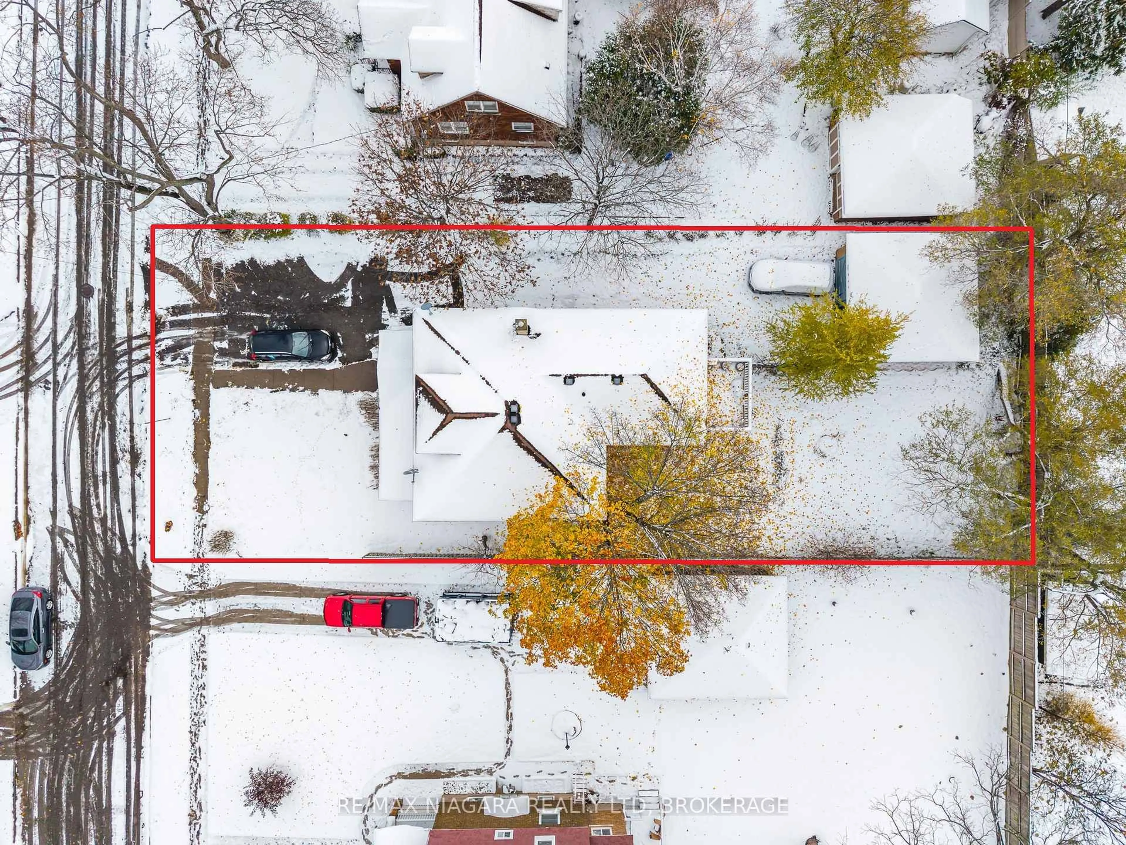 A pic from outside/outdoor area/front of a property/back of a property/a pic from drone, street for 3536 Bond St, Niagara Falls Ontario L2G 6H8