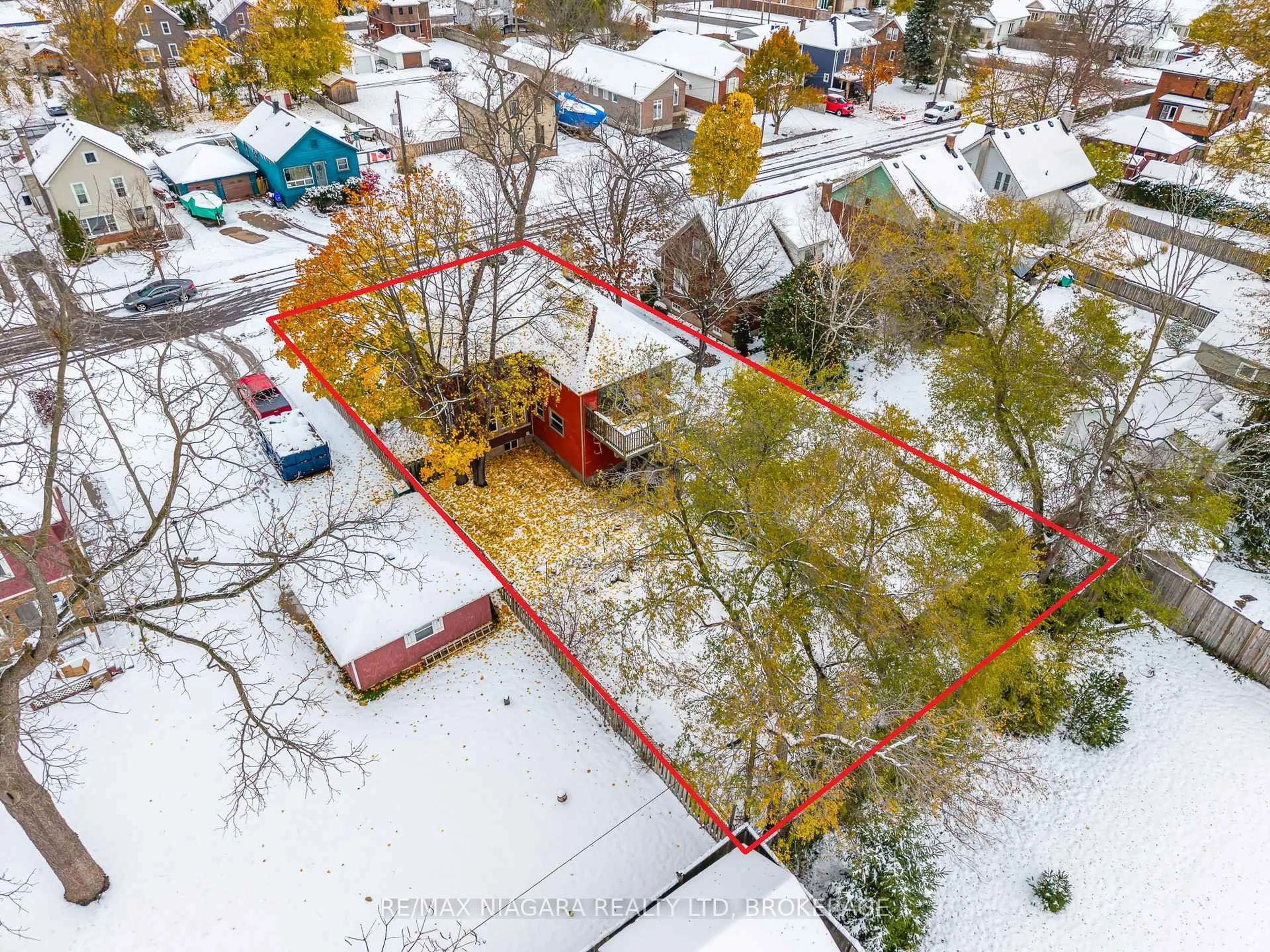 A pic from outside/outdoor area/front of a property/back of a property/a pic from drone, street for 3536 Bond St, Niagara Falls Ontario L2G 6H8