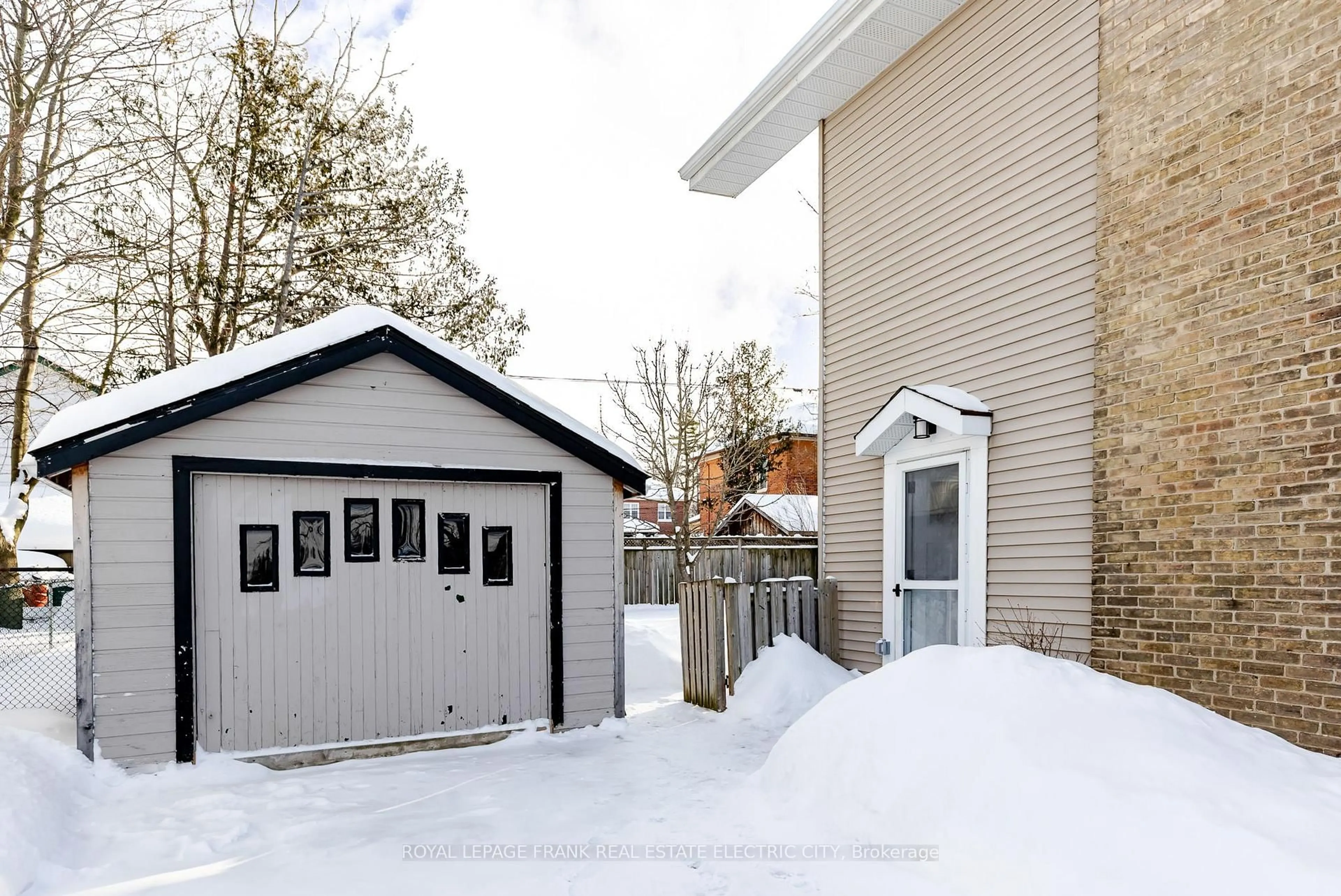 Unknown for 577 Walnut St, Peterborough Ontario K9H 2V3