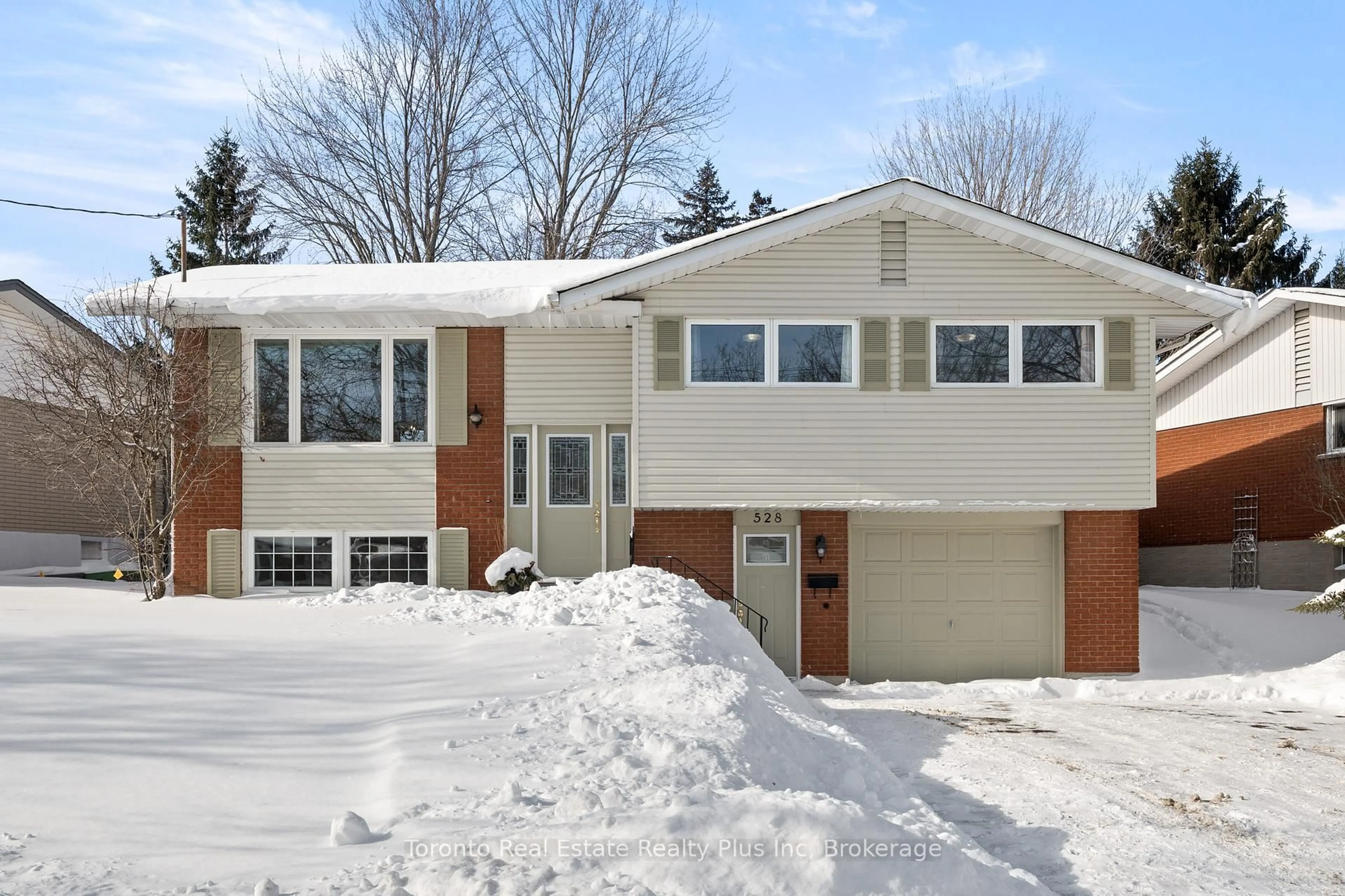 Home with vinyl exterior material, street for 528 Greenbrook Dr, Kitchener Ontario N2M 4K6