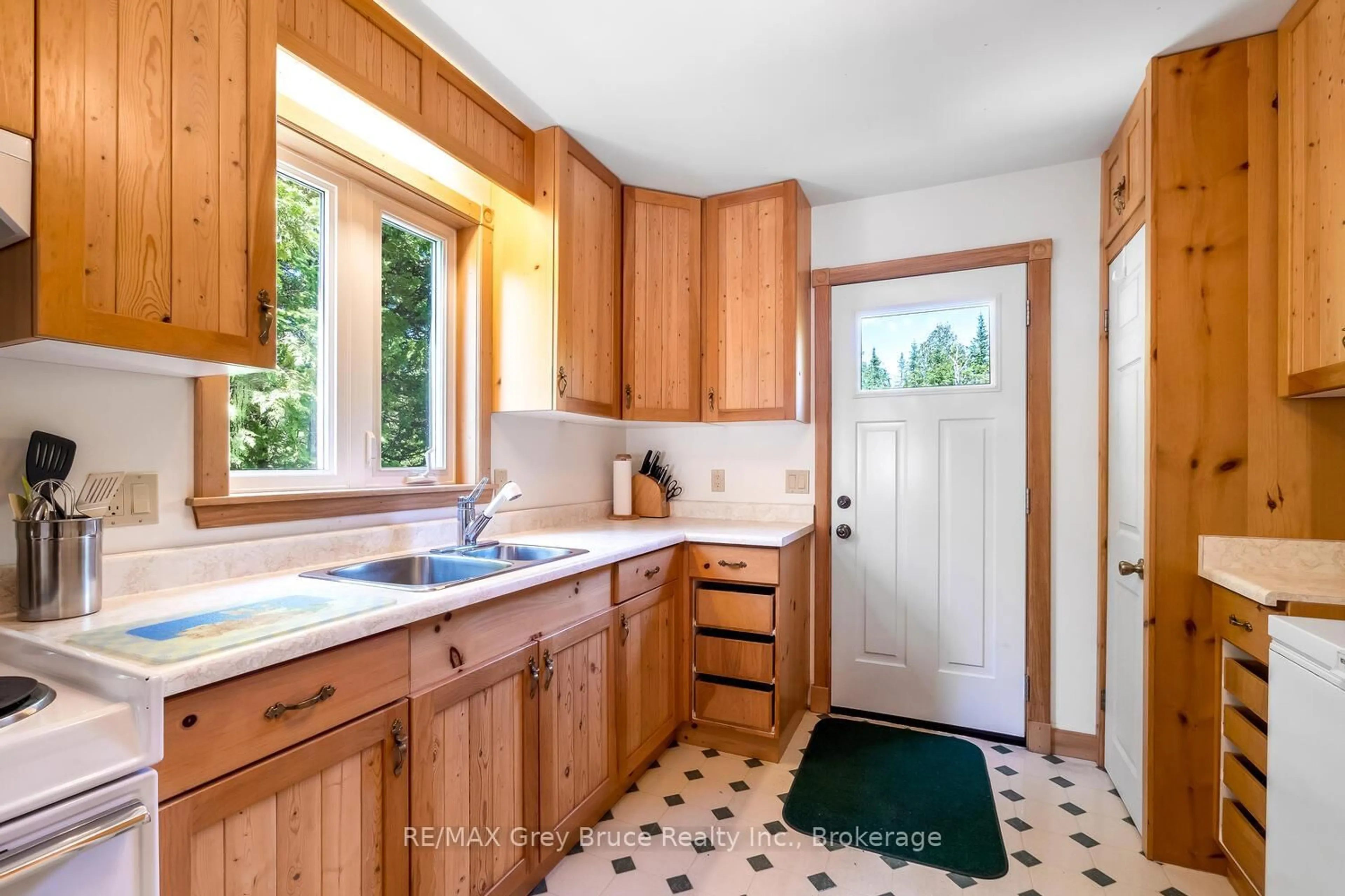 Standard kitchen, ceramic/tile floor for 159 Zorra Dr, Northern Bruce Peninsula Ontario N0H 2R0