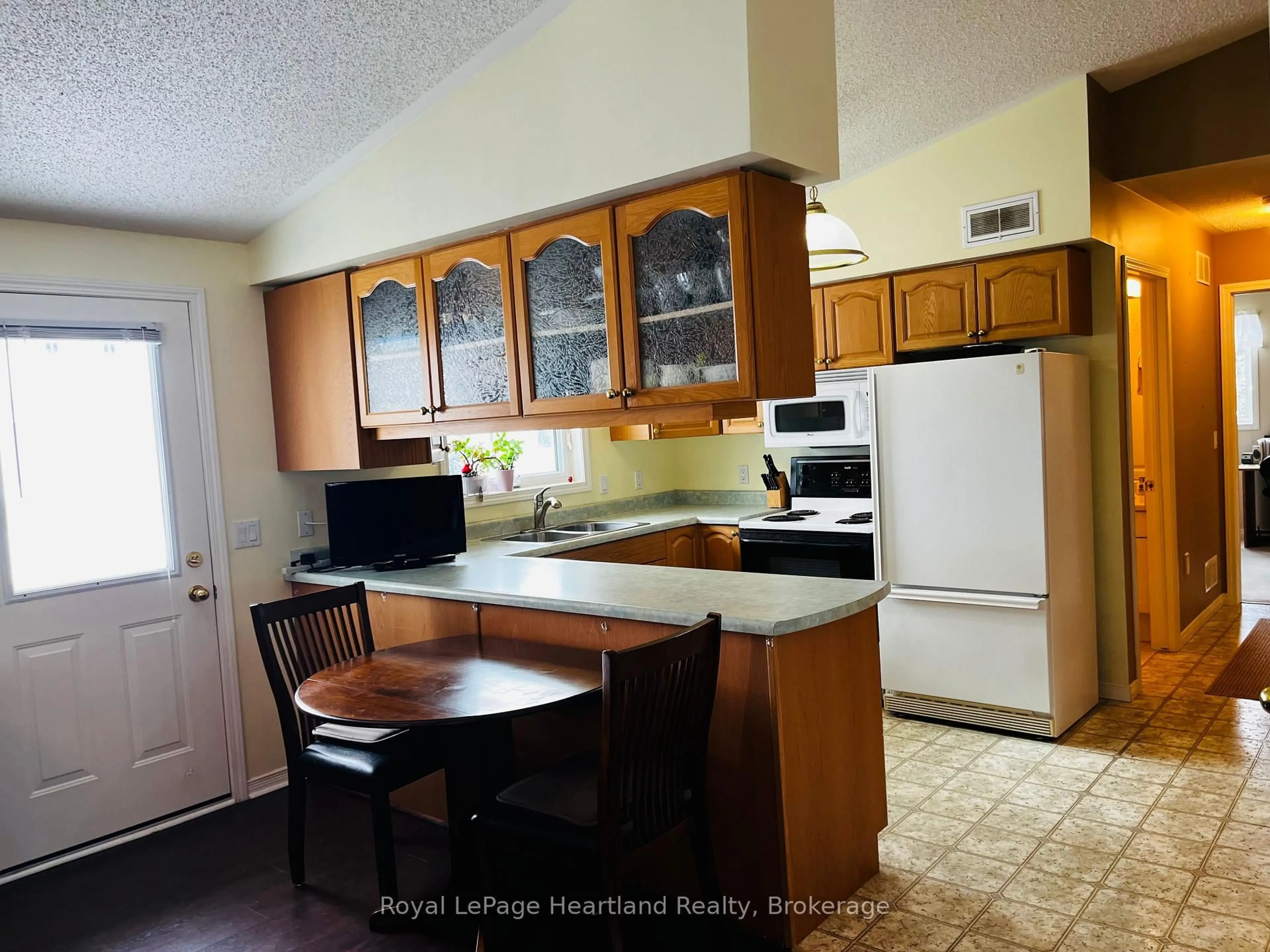 Standard kitchen, unknown for 30 Ann St #19, St. Marys Ontario N4X 1C8