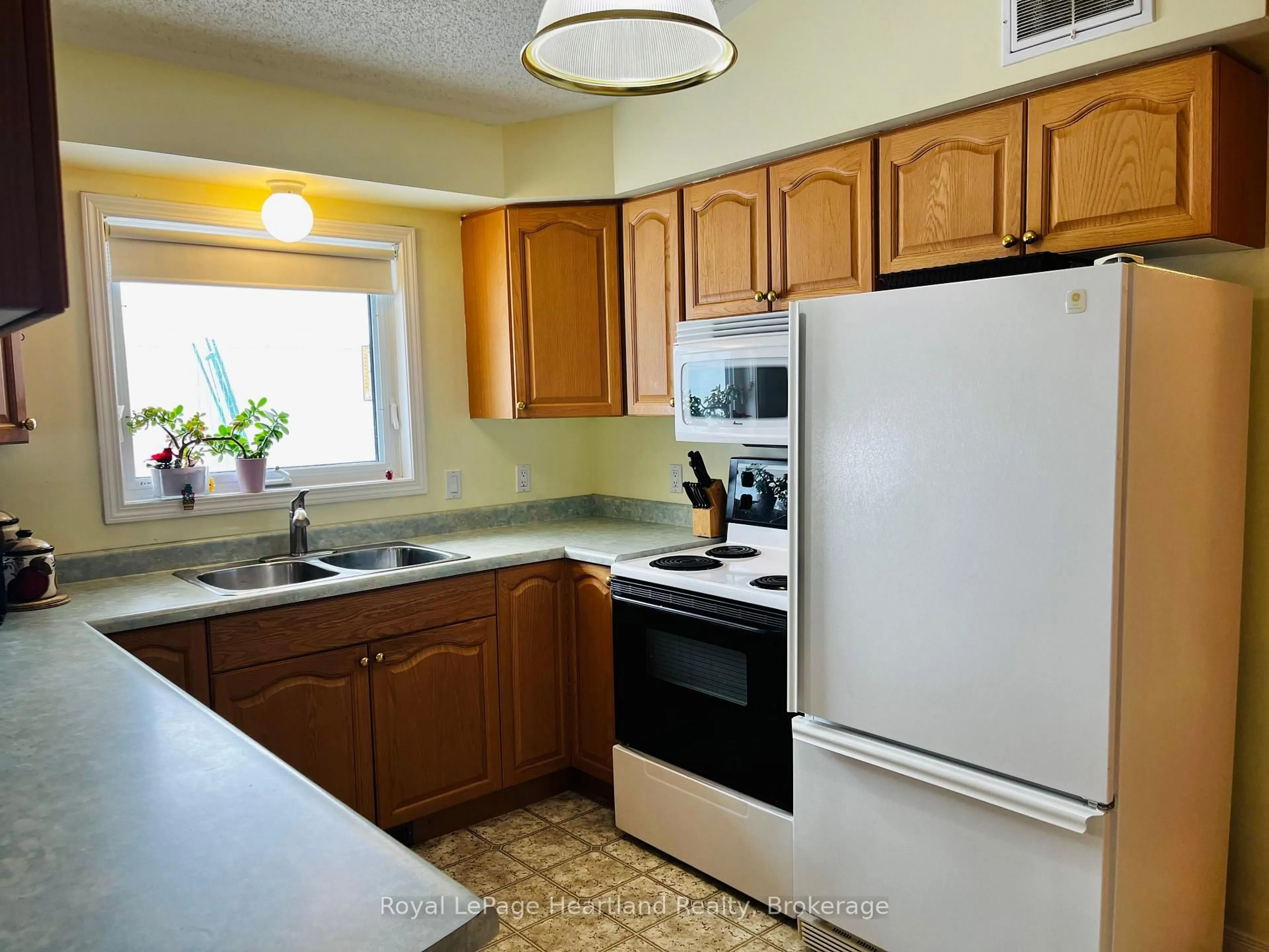 Standard kitchen, unknown for 30 Ann St #19, St. Marys Ontario N4X 1C8