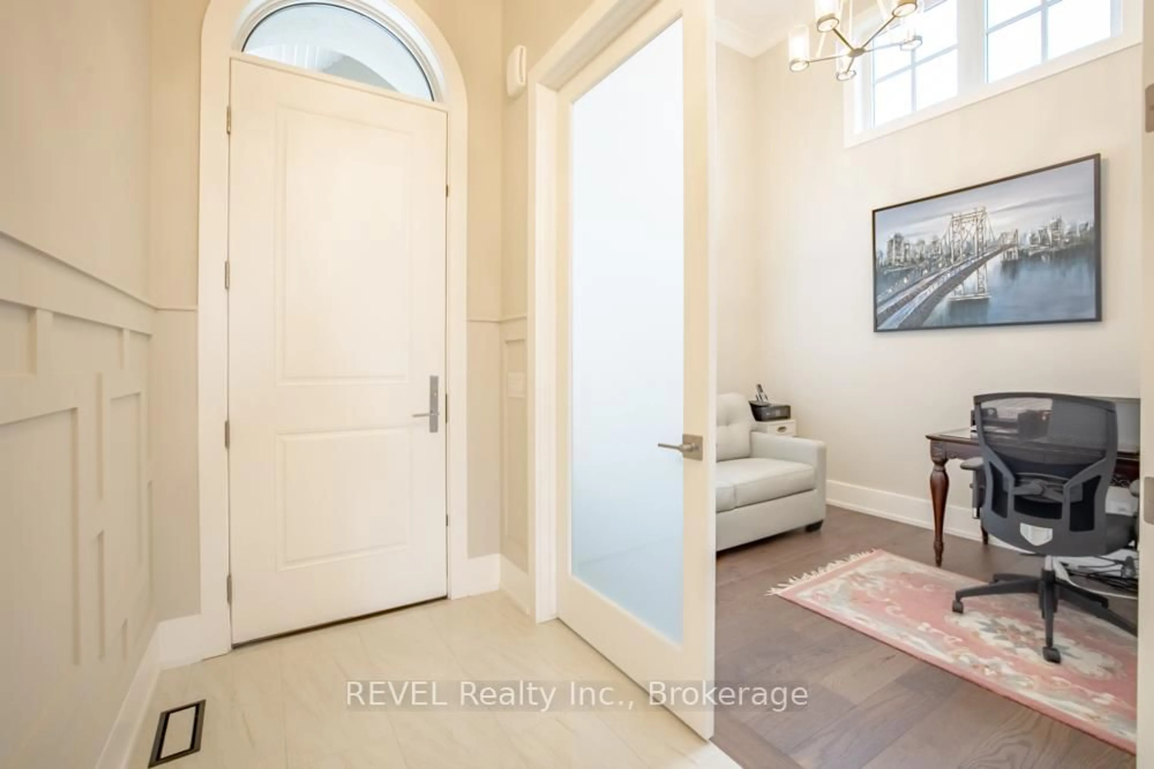 Indoor entryway for 75 Millpond Rd, Niagara-on-the-Lake Ontario L0S 1J0