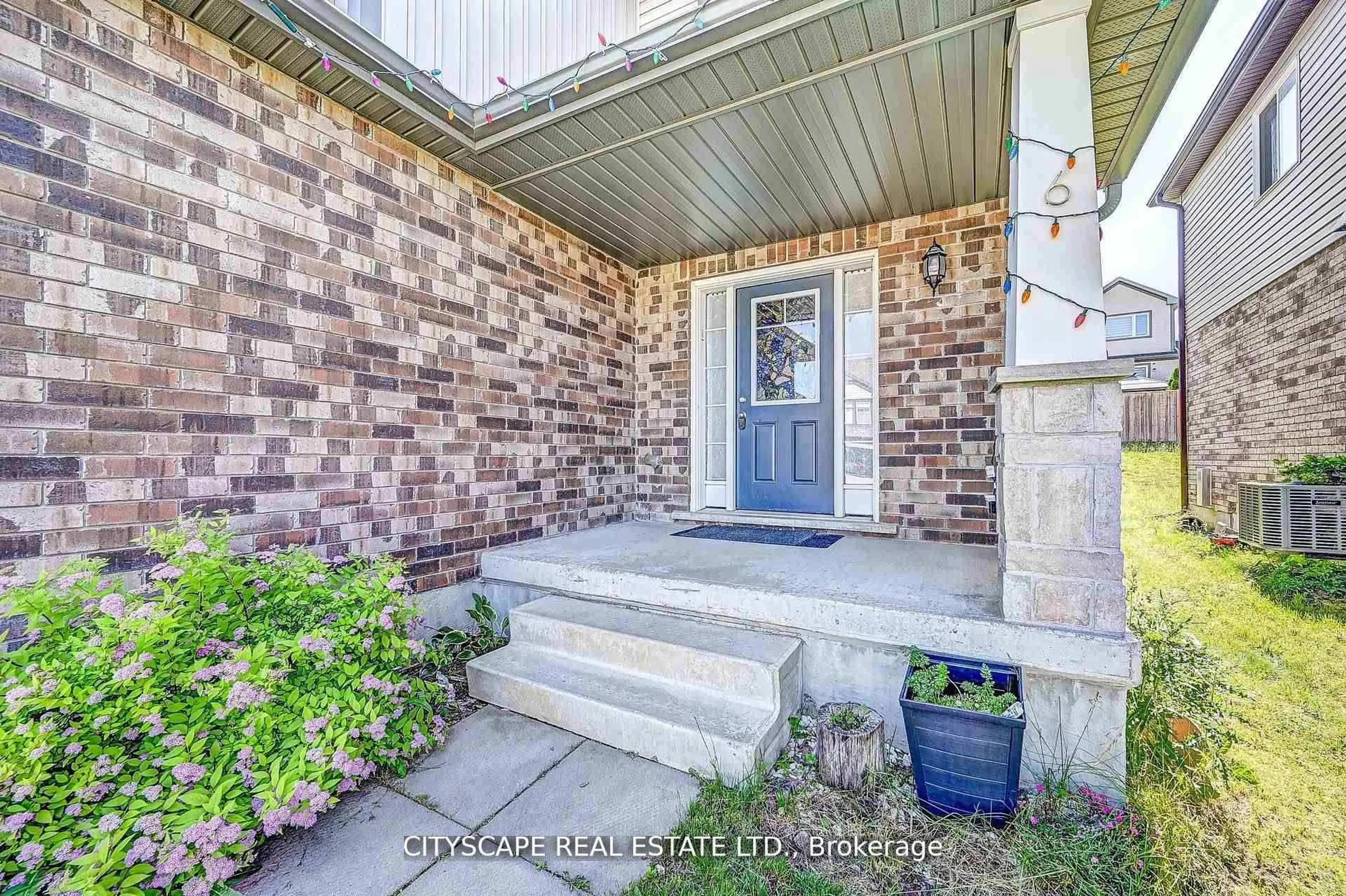 Indoor entryway for 6 Castlebay St, Kitchener Ontario N2R 0G5