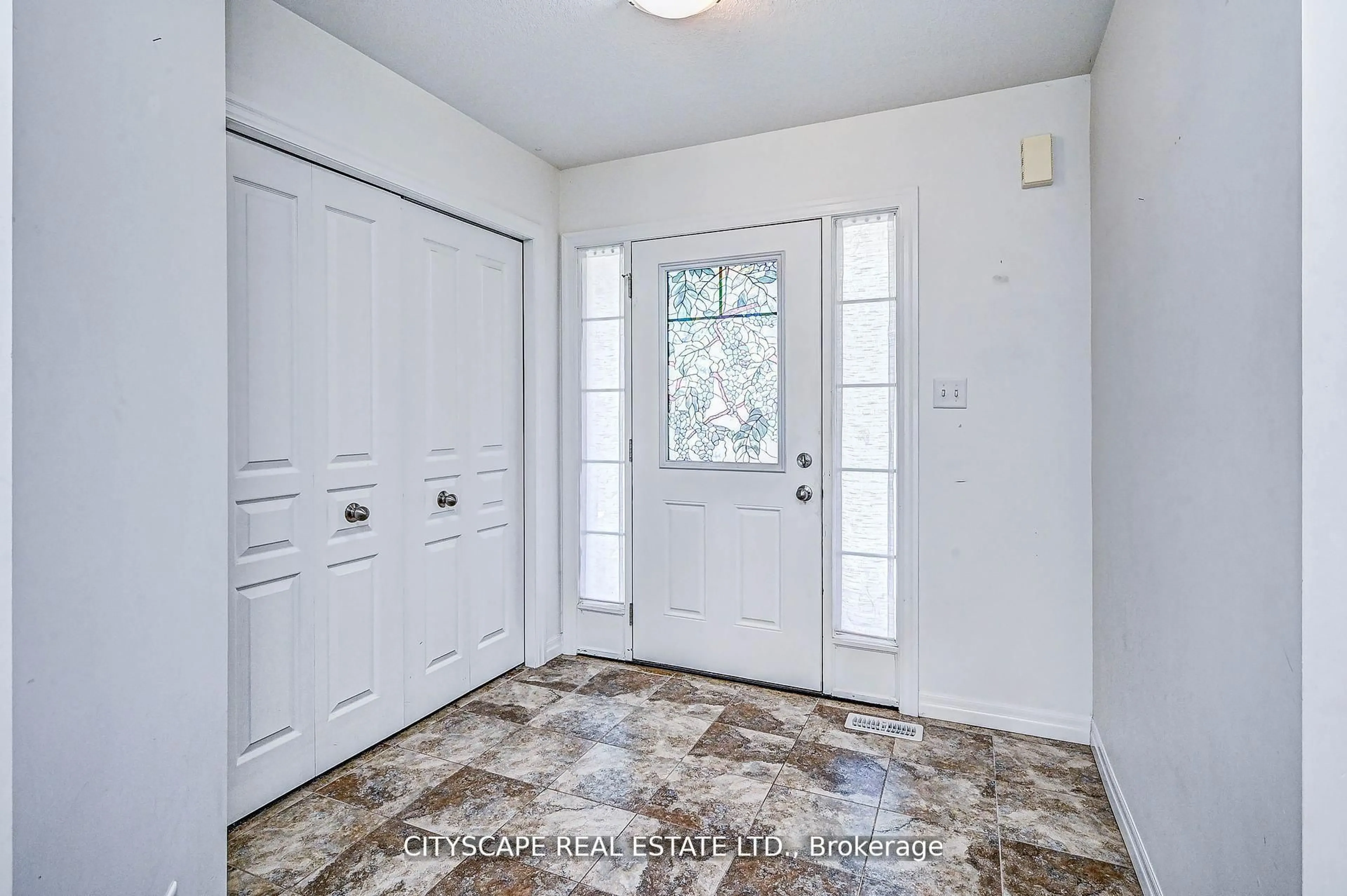 Indoor entryway for 6 Castlebay St, Kitchener Ontario N2R 0G5