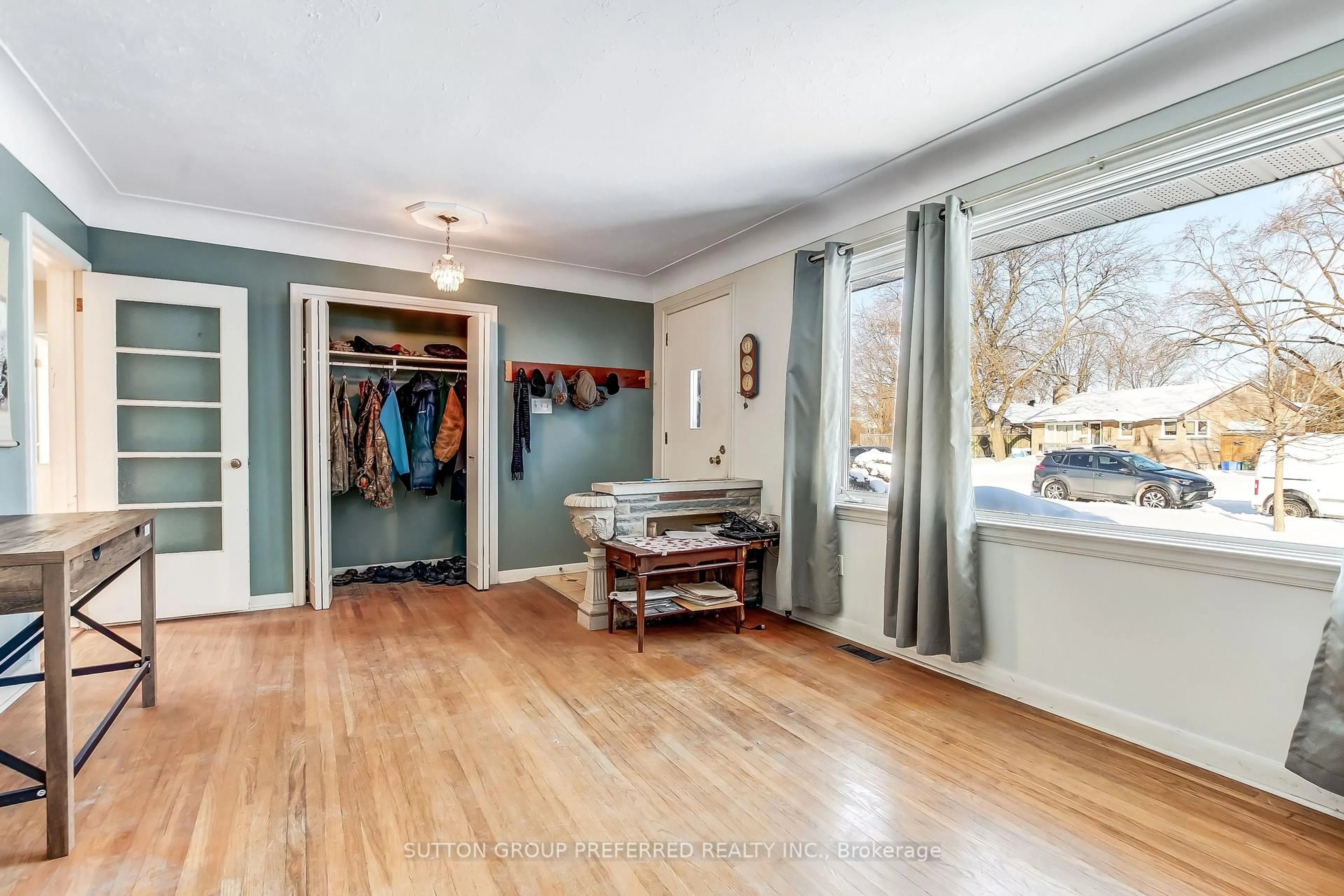 Indoor entryway for 45 Jasper Cres, London East Ontario N5W 1J9
