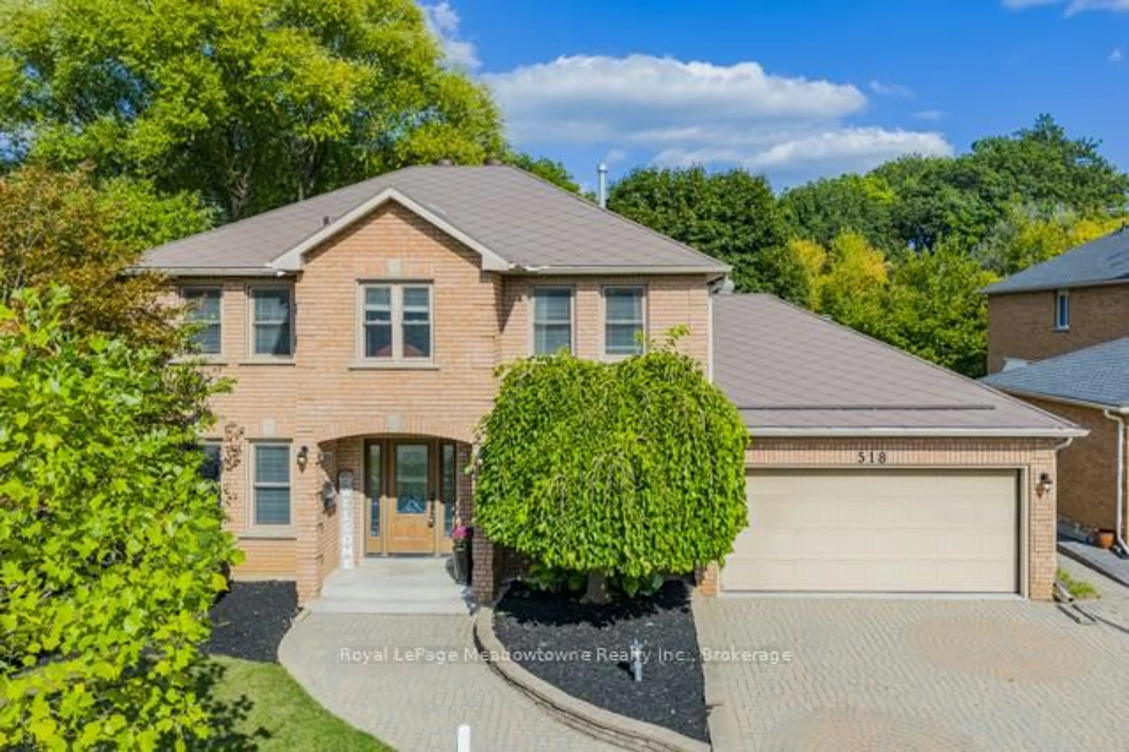 A pic from outside/outdoor area/front of a property/back of a property/a pic from drone, street for 518 Grand Ridge Dr, Cambridge Ontario N1S 4Y9