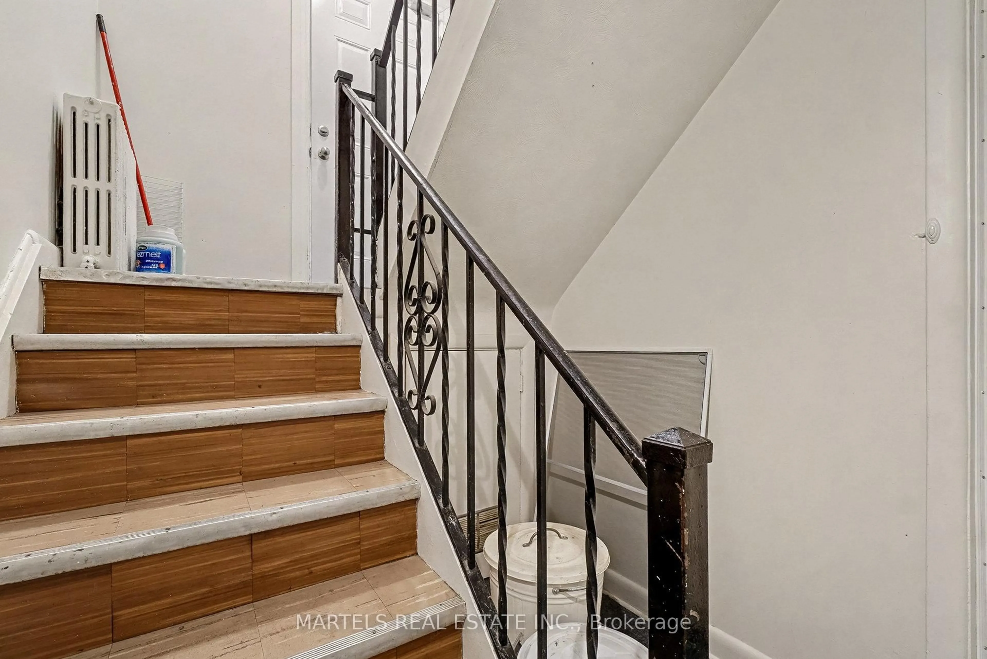 Stairs for 109 Lavergne St, Ottawa Ontario K1L 5E6