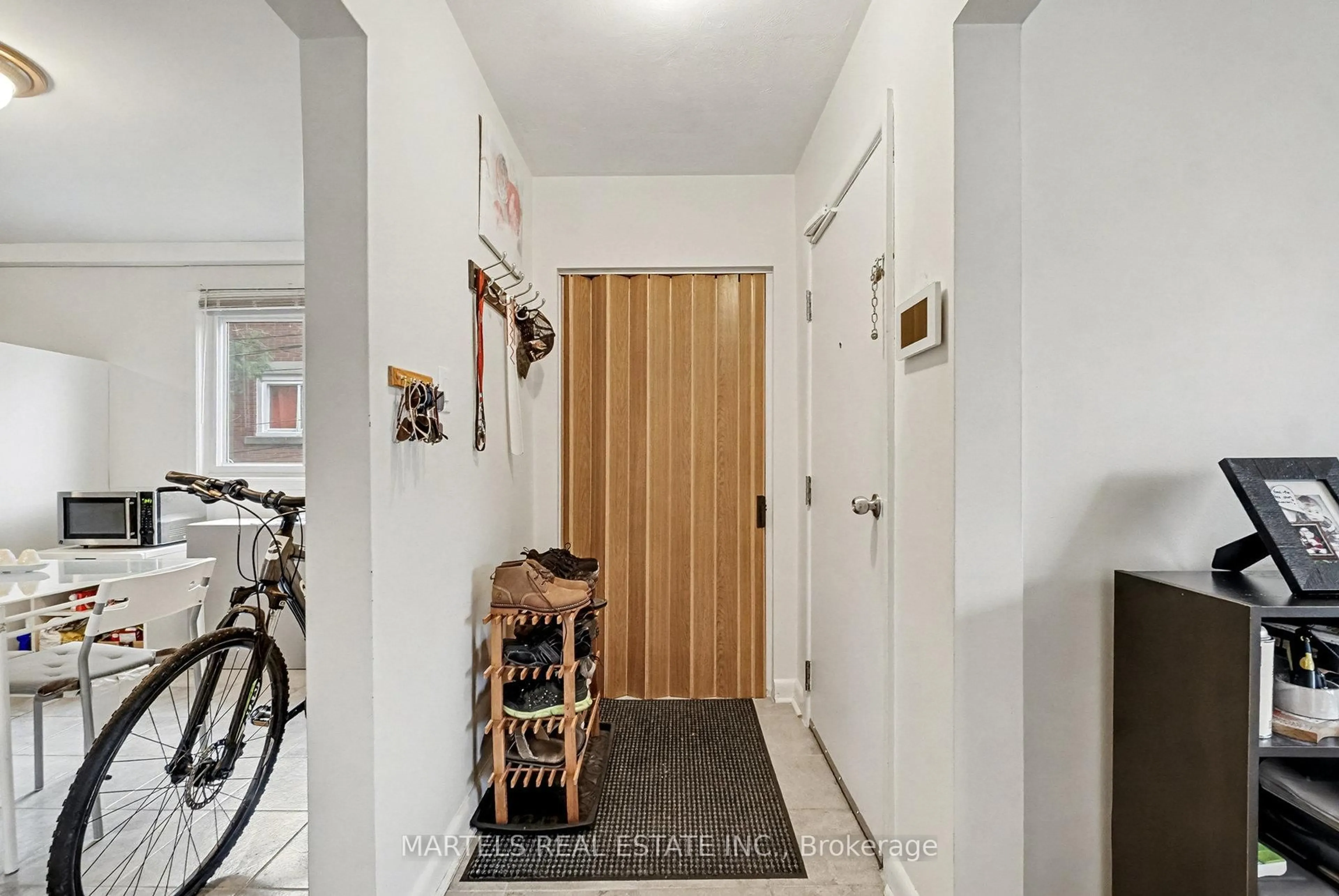 Indoor entryway for 109 Lavergne St, Ottawa Ontario K1L 5E6