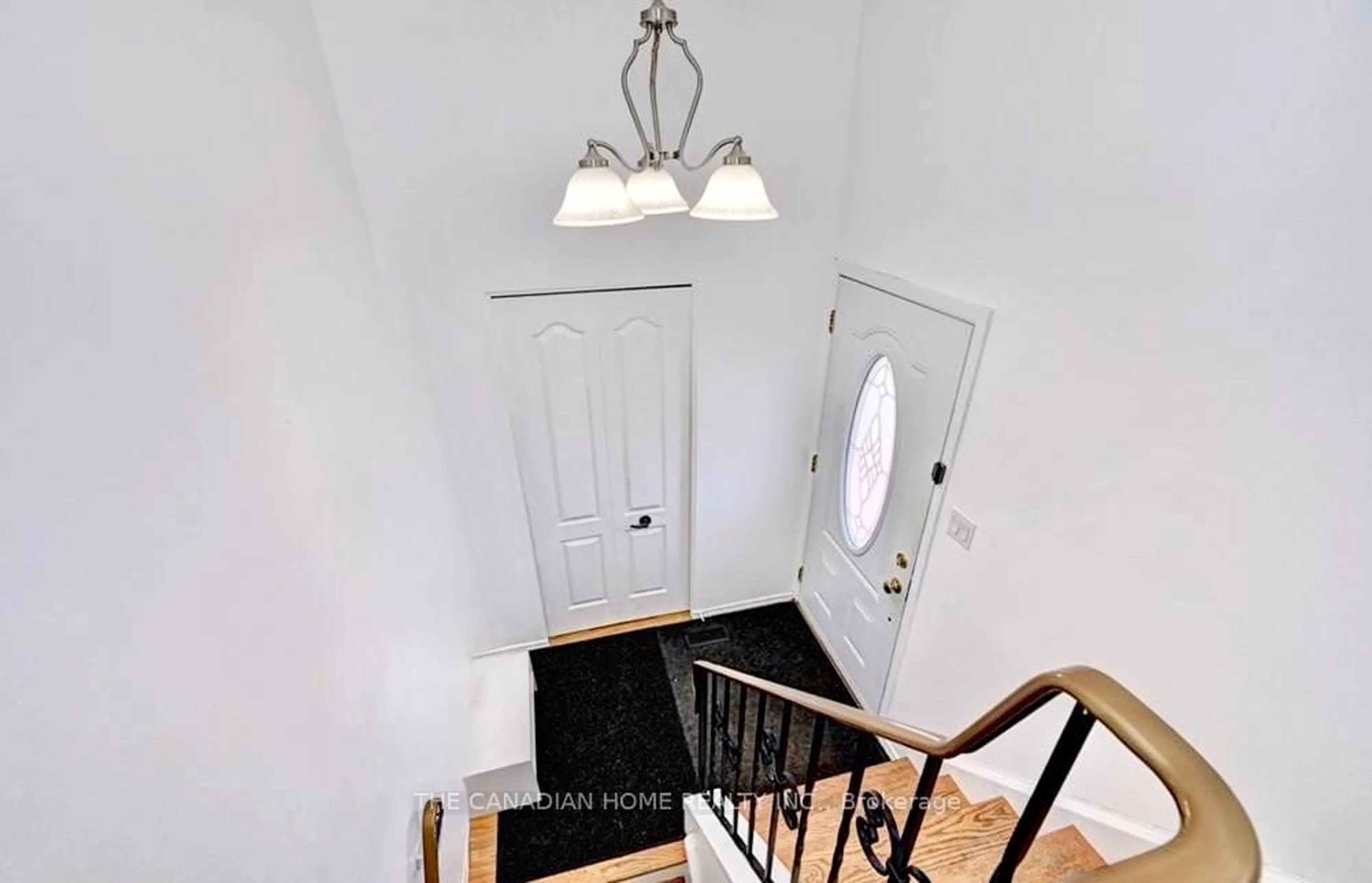 Indoor entryway for 15 Cluthe Cres, Kitchener Ontario N2P 1N1