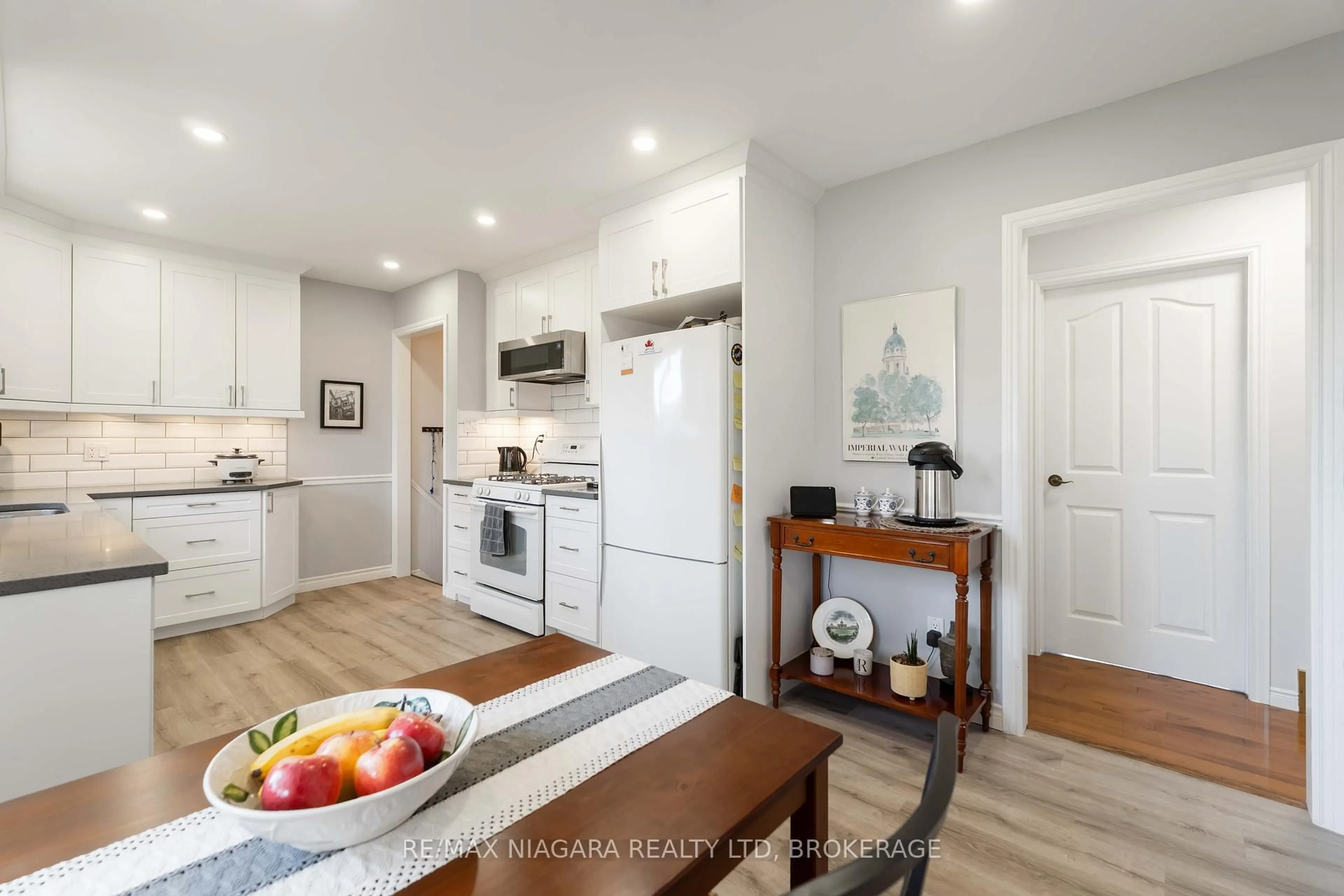 Open concept kitchen, unknown for 2921 Gail Ave, Niagara Falls Ontario L2J 2E1