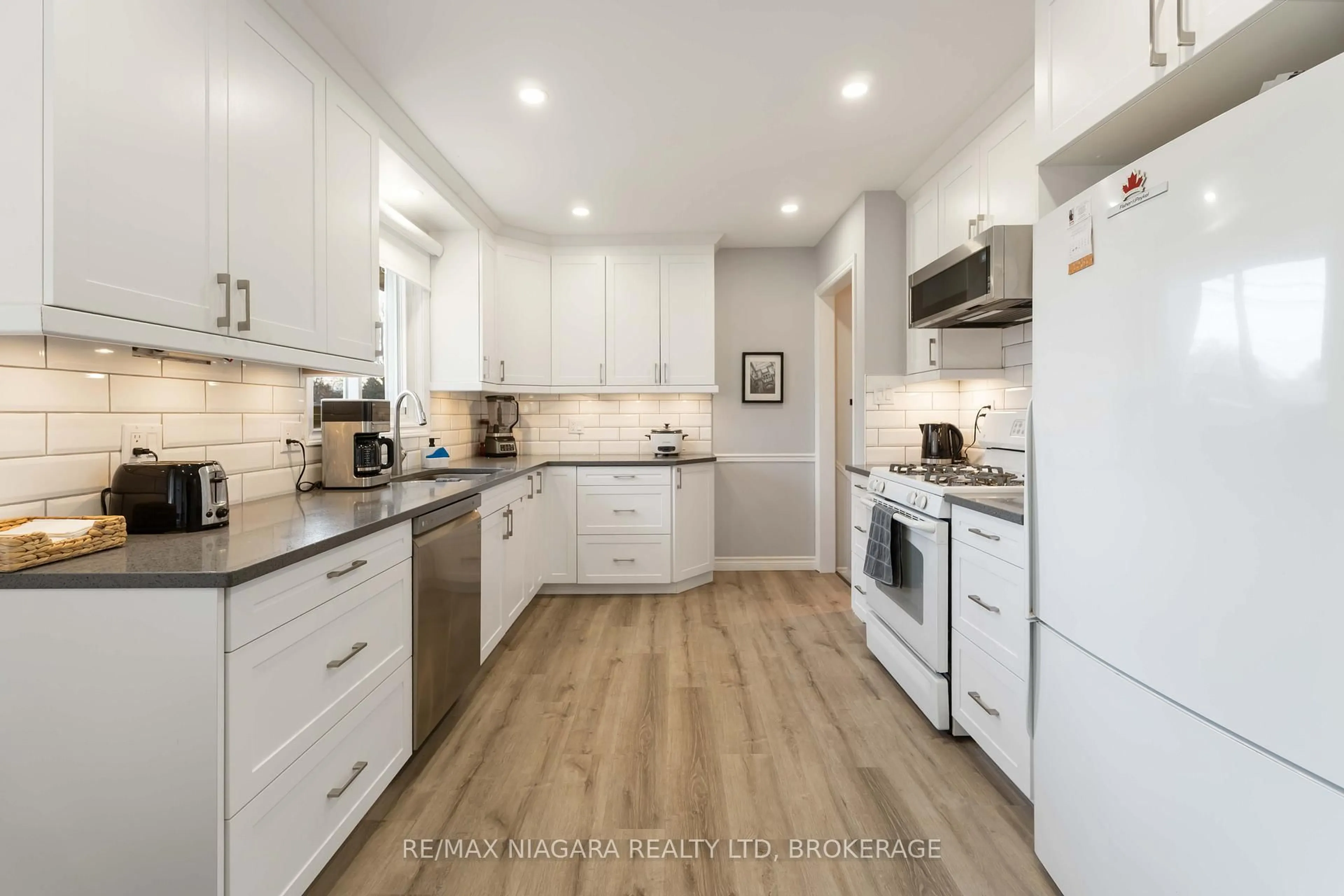 Open concept kitchen, unknown for 2921 Gail Ave, Niagara Falls Ontario L2J 2E1