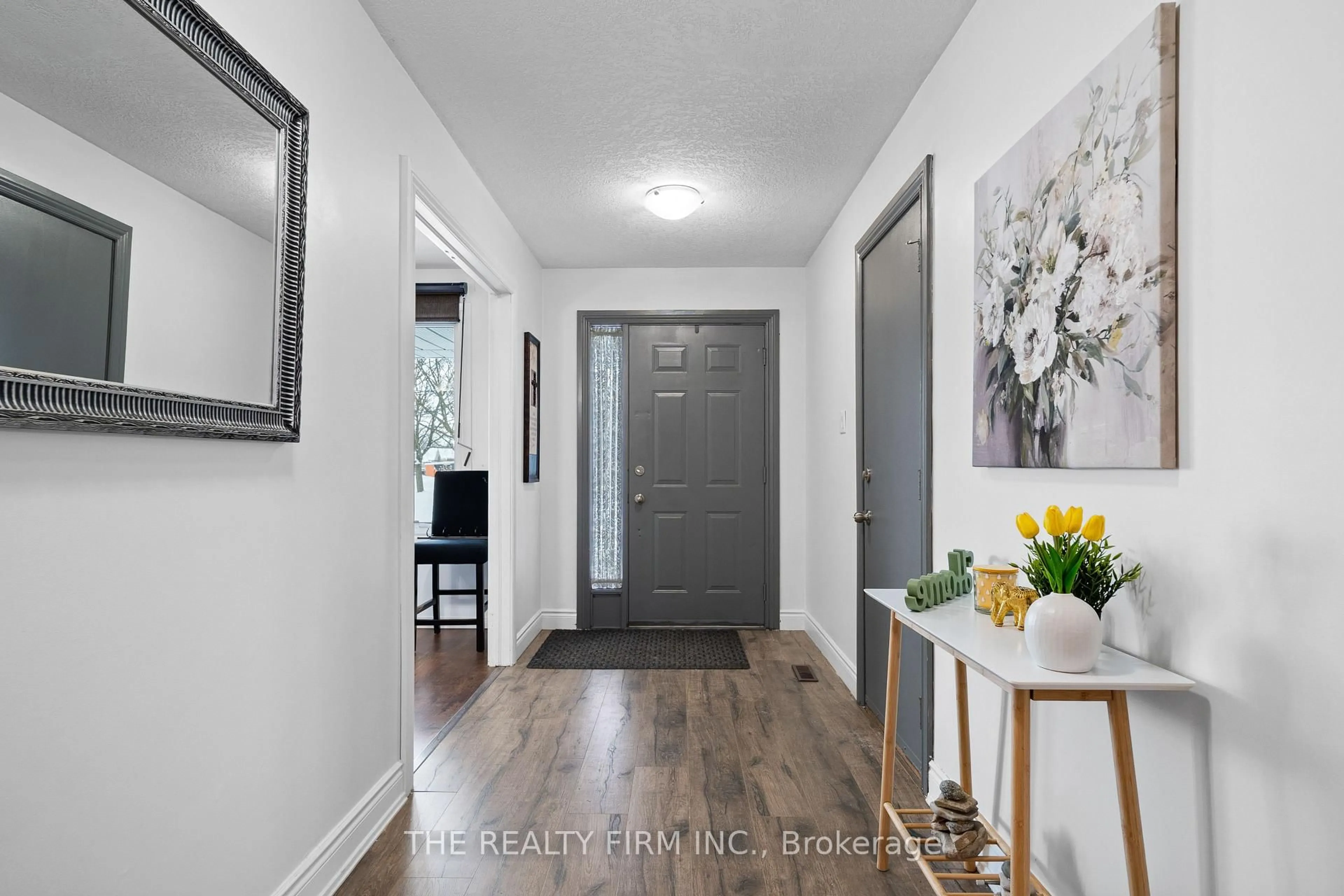 Indoor entryway for 16 Classic Cres, London East Ontario N5W 5T8